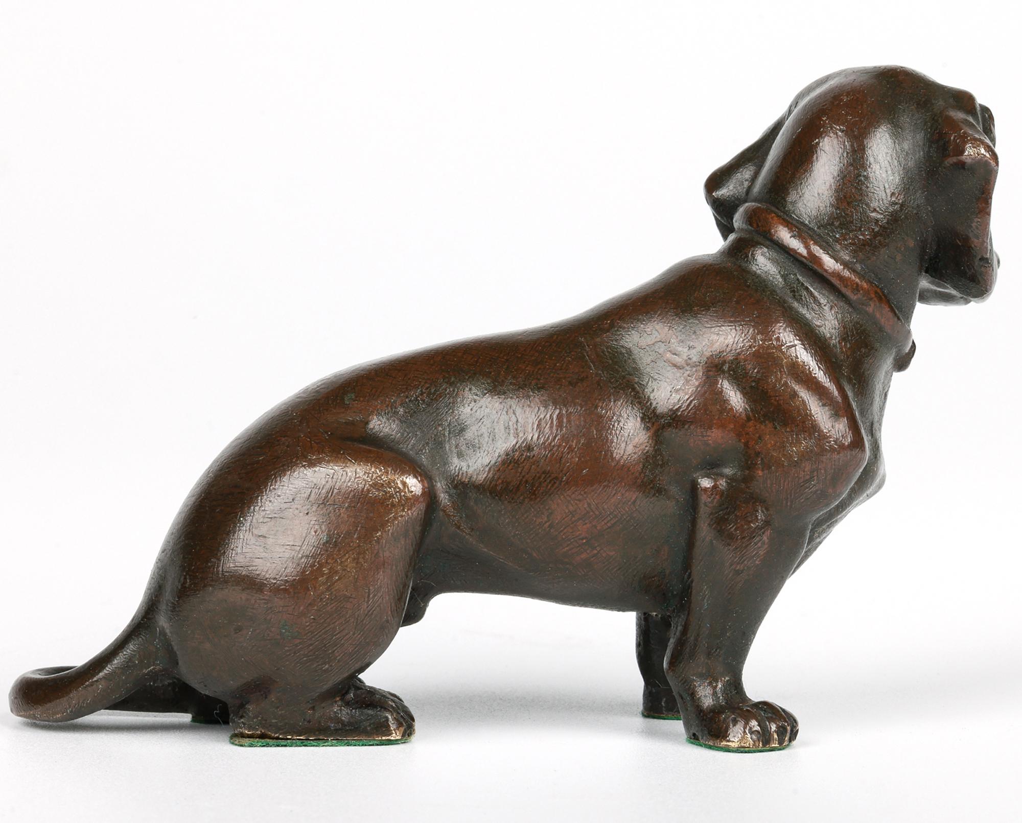 Charme Antiques in bronzo con figura di bassotto seduto in vendita 9