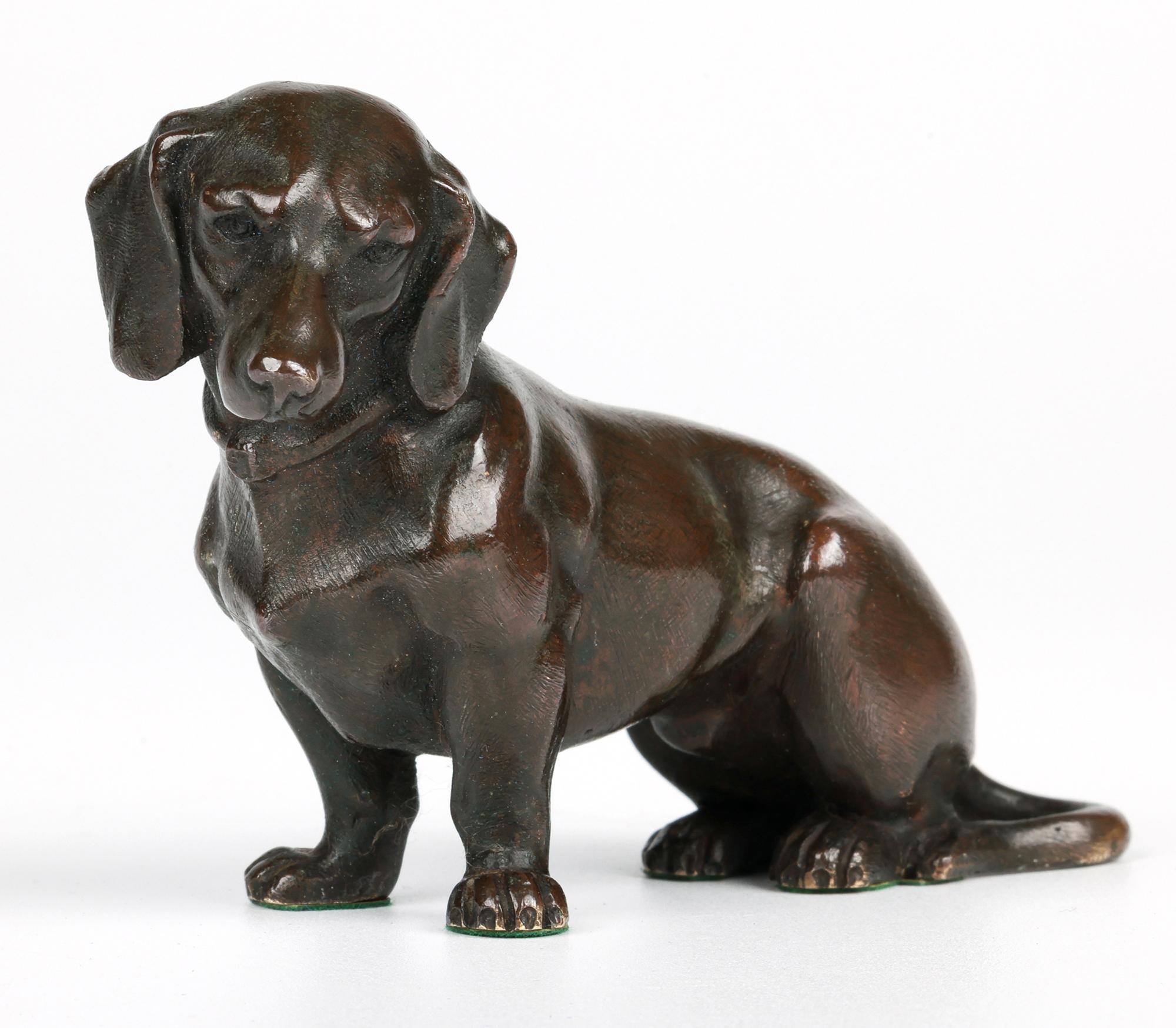 Charme Antiques in bronzo con figura di bassotto seduto in vendita 10