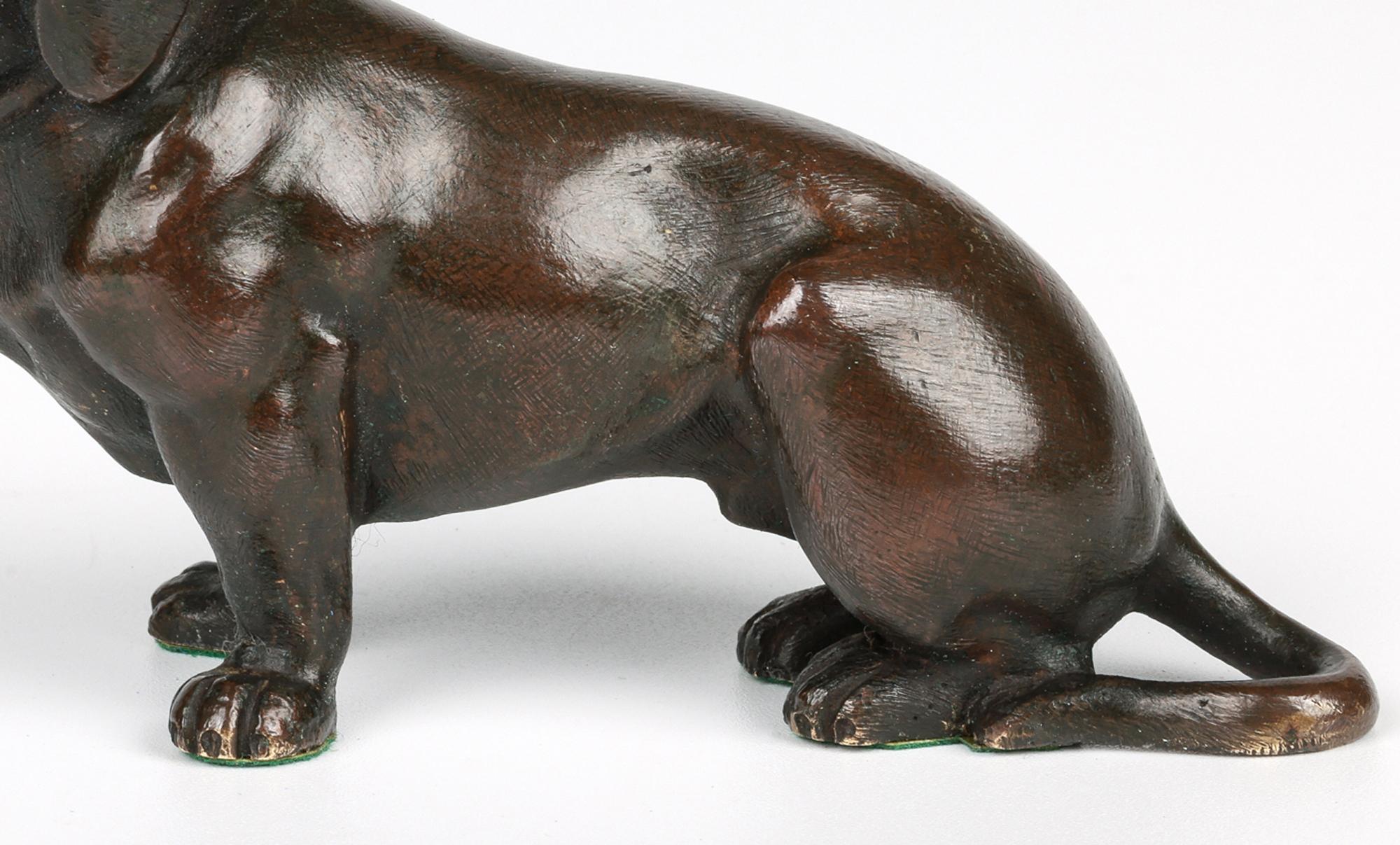 Tardo vittoriano Charme Antiques in bronzo con figura di bassotto seduto in vendita