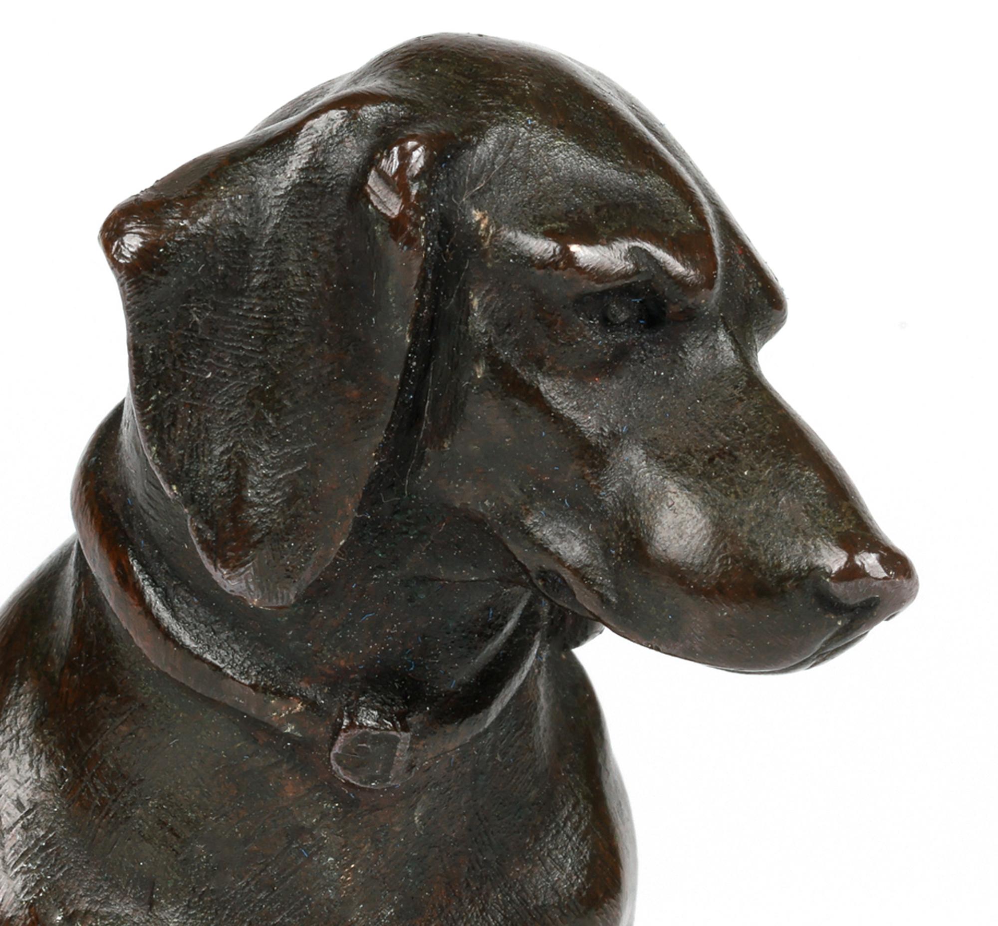 Fatto a mano Charme Antiques in bronzo con figura di bassotto seduto in vendita