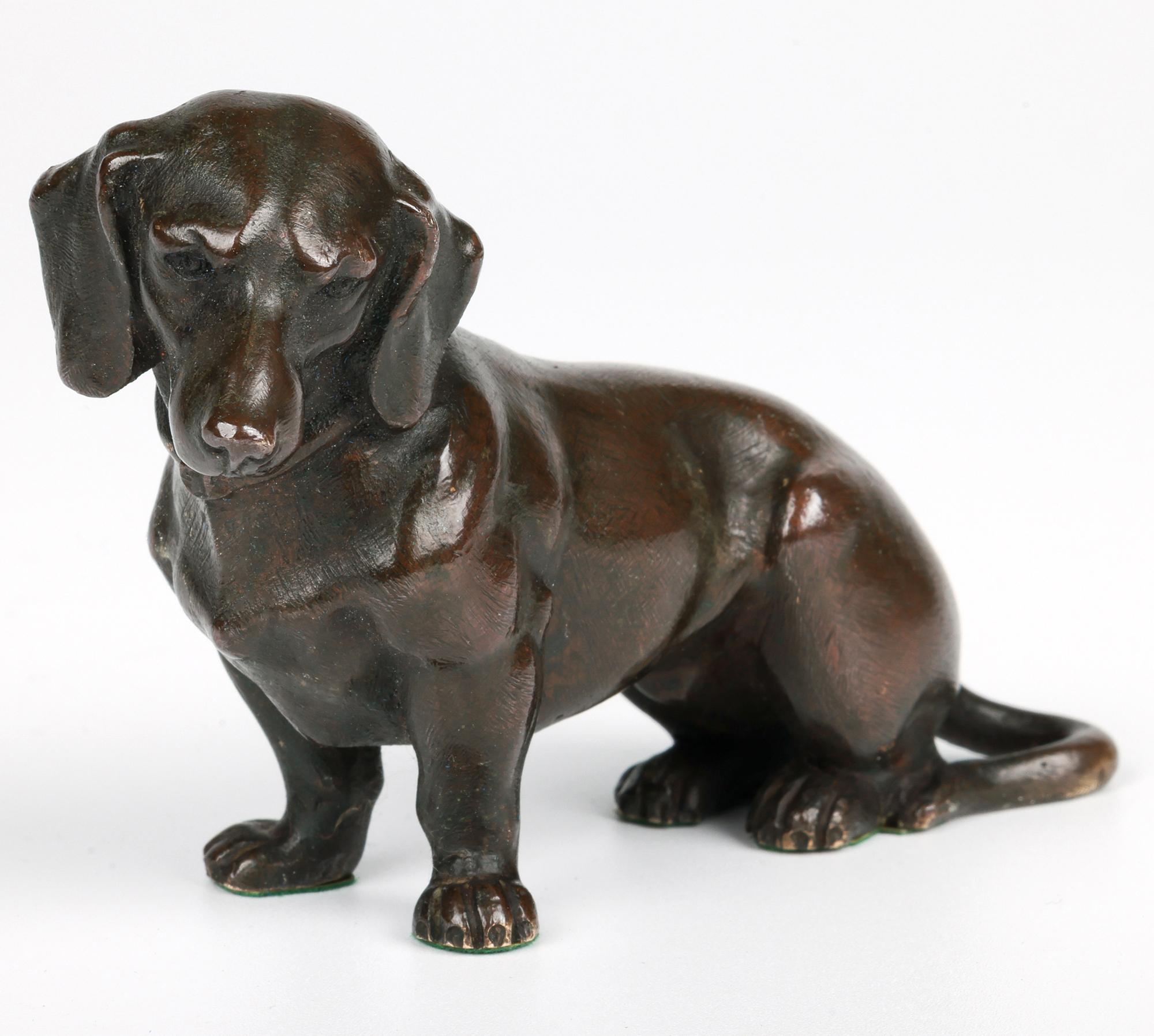 Charme Antiques in bronzo con figura di bassotto seduto In condizioni buone in vendita a Bishop's Stortford, Hertfordshire