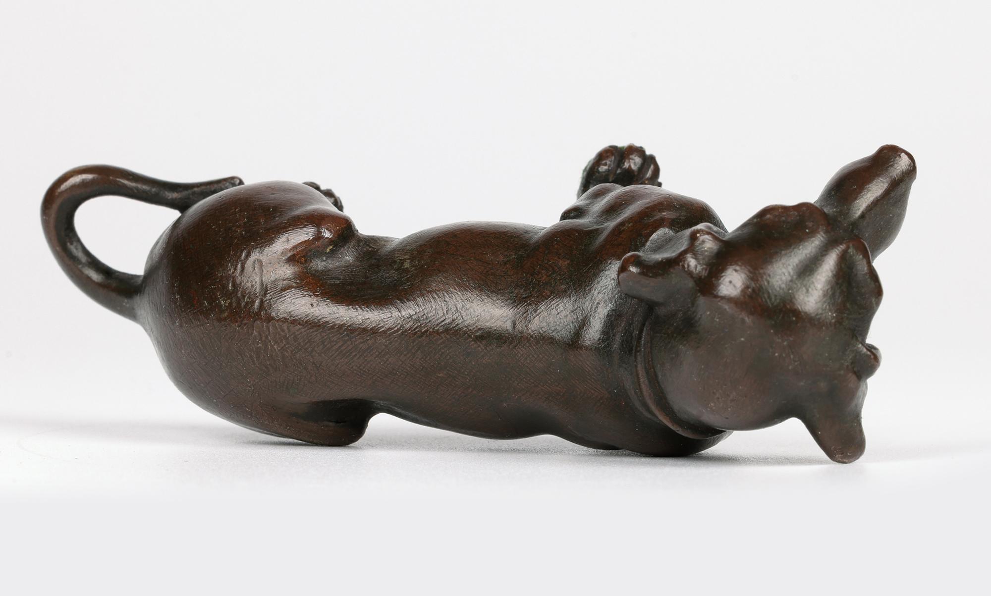 XIX secolo Charme Antiques in bronzo con figura di bassotto seduto in vendita
