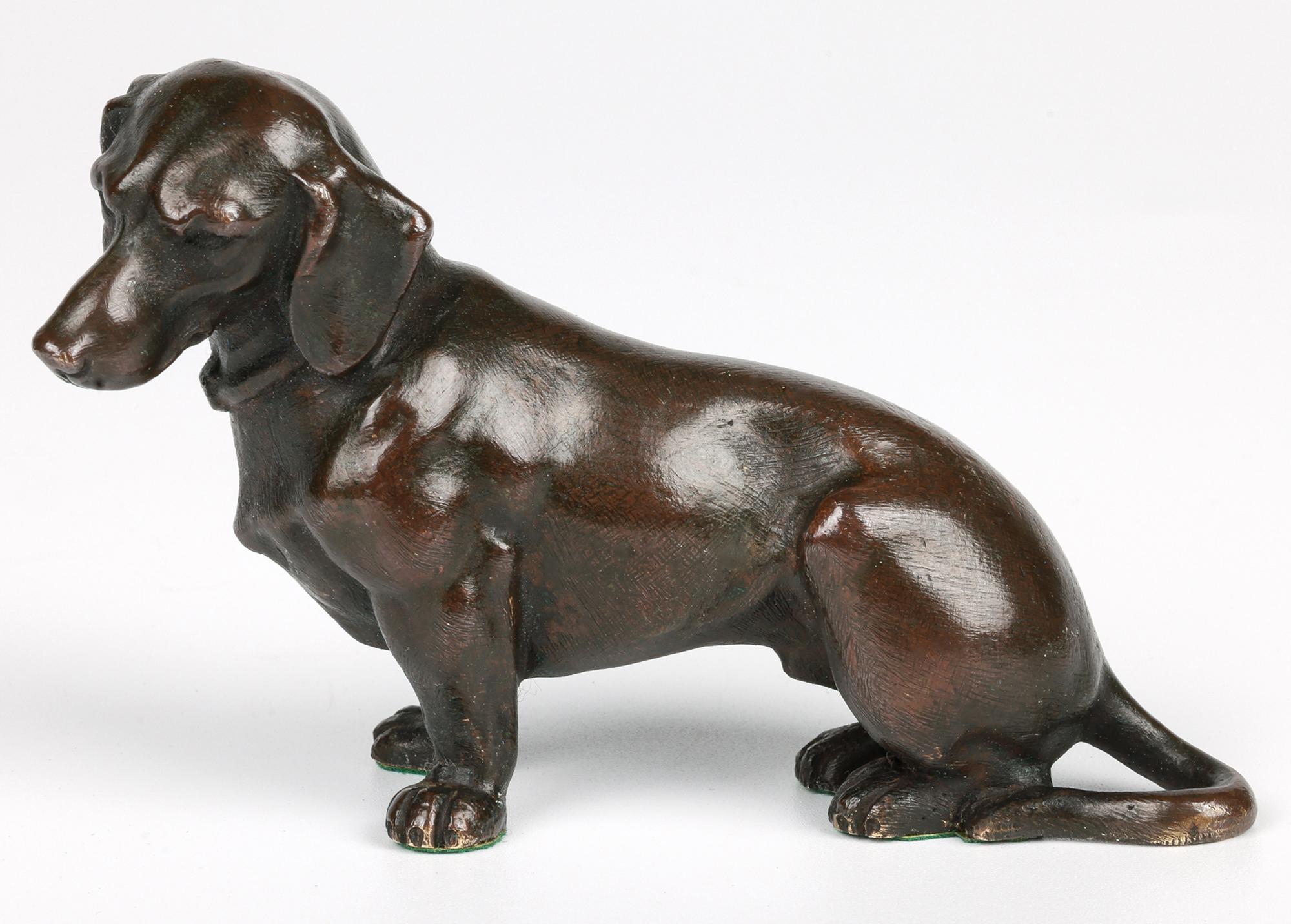 Bronzo Charme Antiques in bronzo con figura di bassotto seduto in vendita