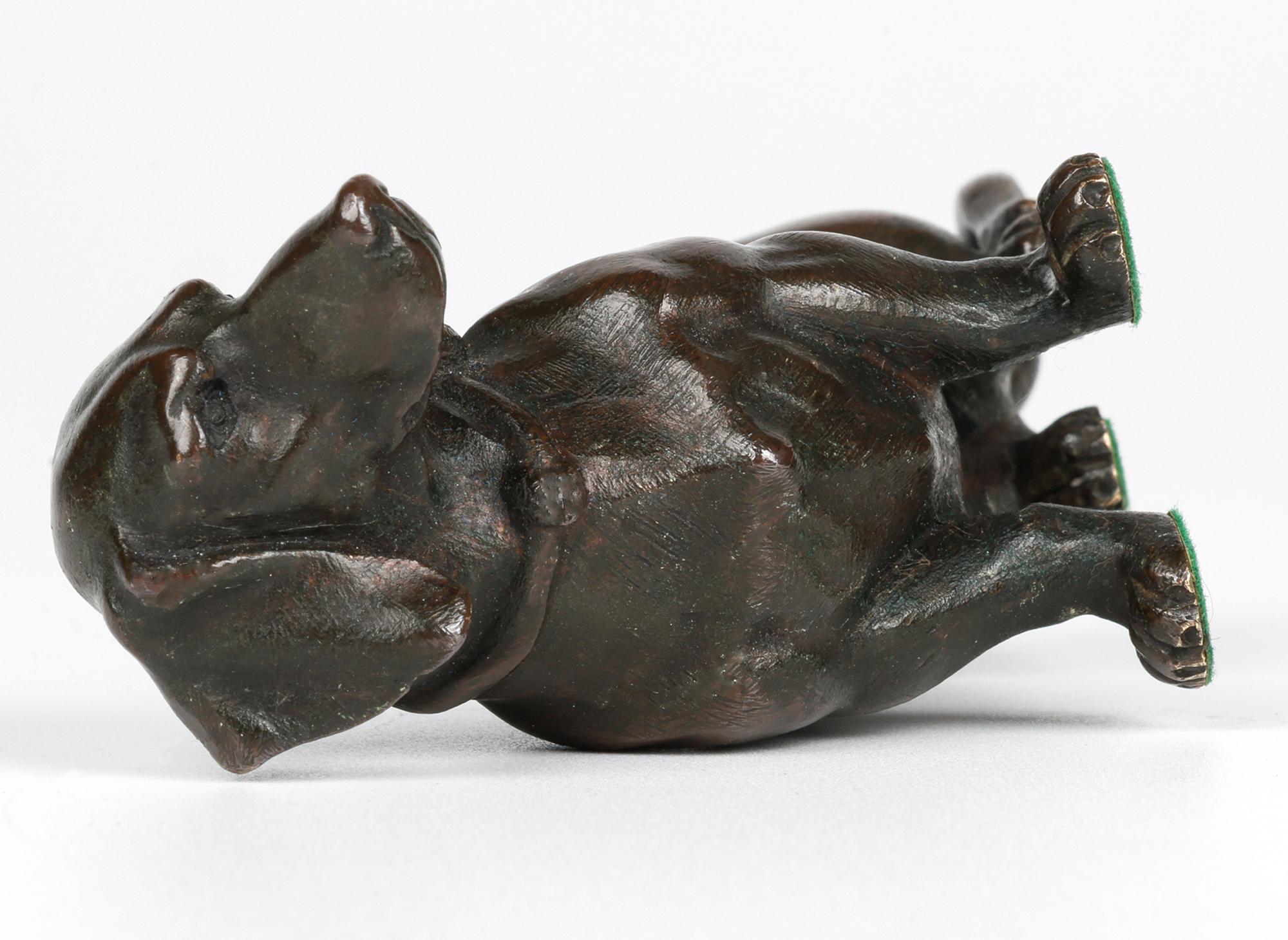 Charme Antiques in bronzo con figura di bassotto seduto in vendita 1
