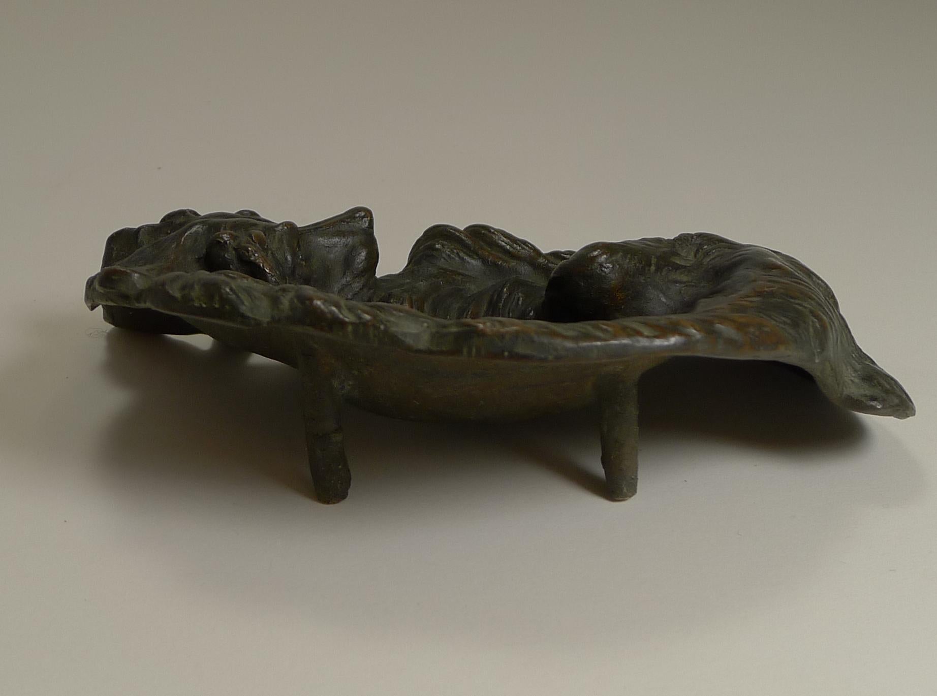 Bezaubernde antike Bronze-Ablageschale/Tisch, Hund mit Glasaugen (Spätviktorianisch)