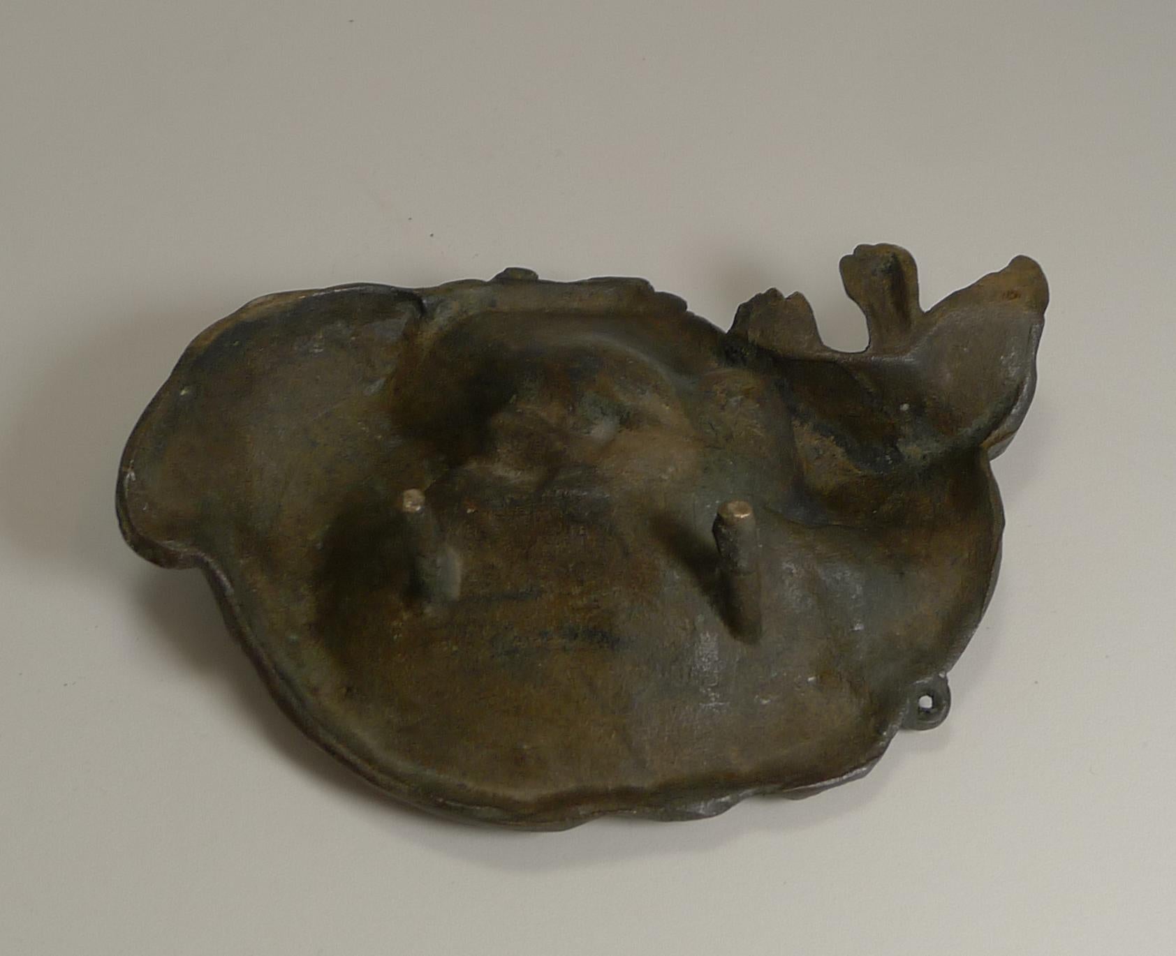 Bezaubernde antike Bronze-Ablageschale/Tisch, Hund mit Glasaugen (Österreichisch)