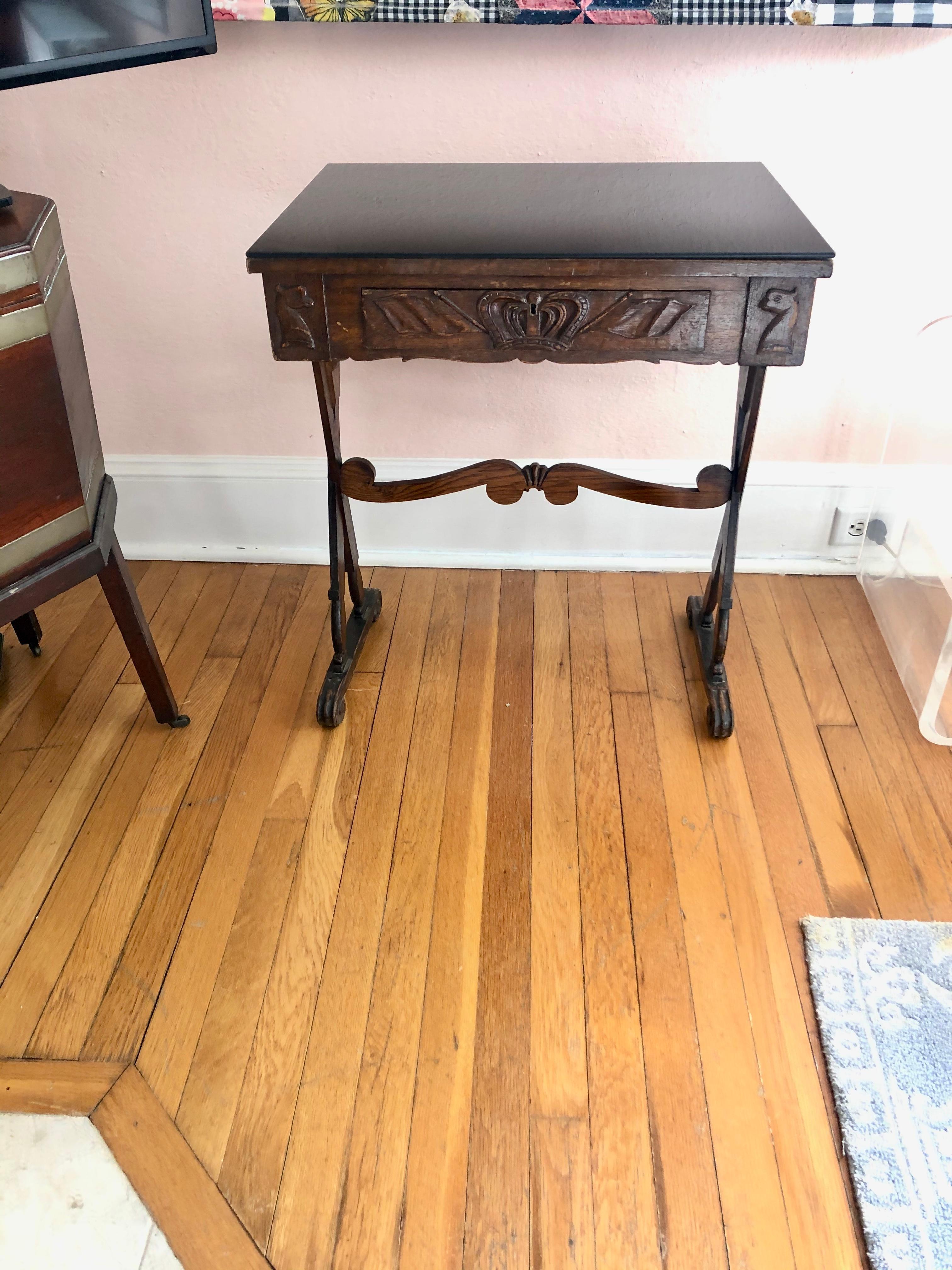 Charming Antique English Carved Oak End Table with Crown and Black Glass Top In Good Condition For Sale In Hopewell, NJ