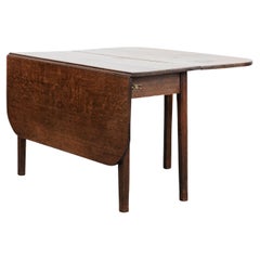 Charming antique English drop-leaf dining table made of oak, the late 19th cent