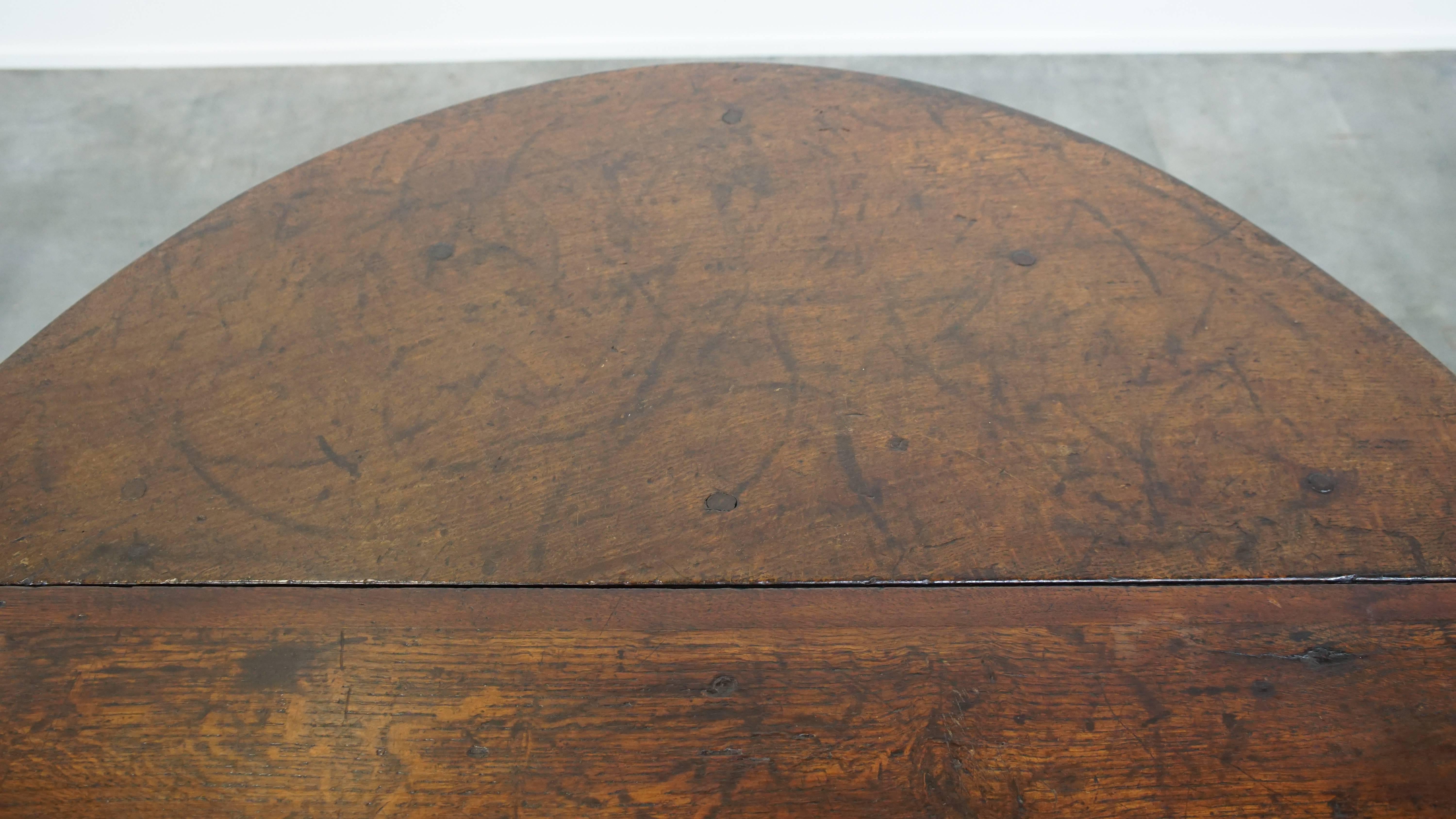 Charmante table ancienne pliante en chêne anglais du 18e siècle, à pied en porte-à-faux en vente 3