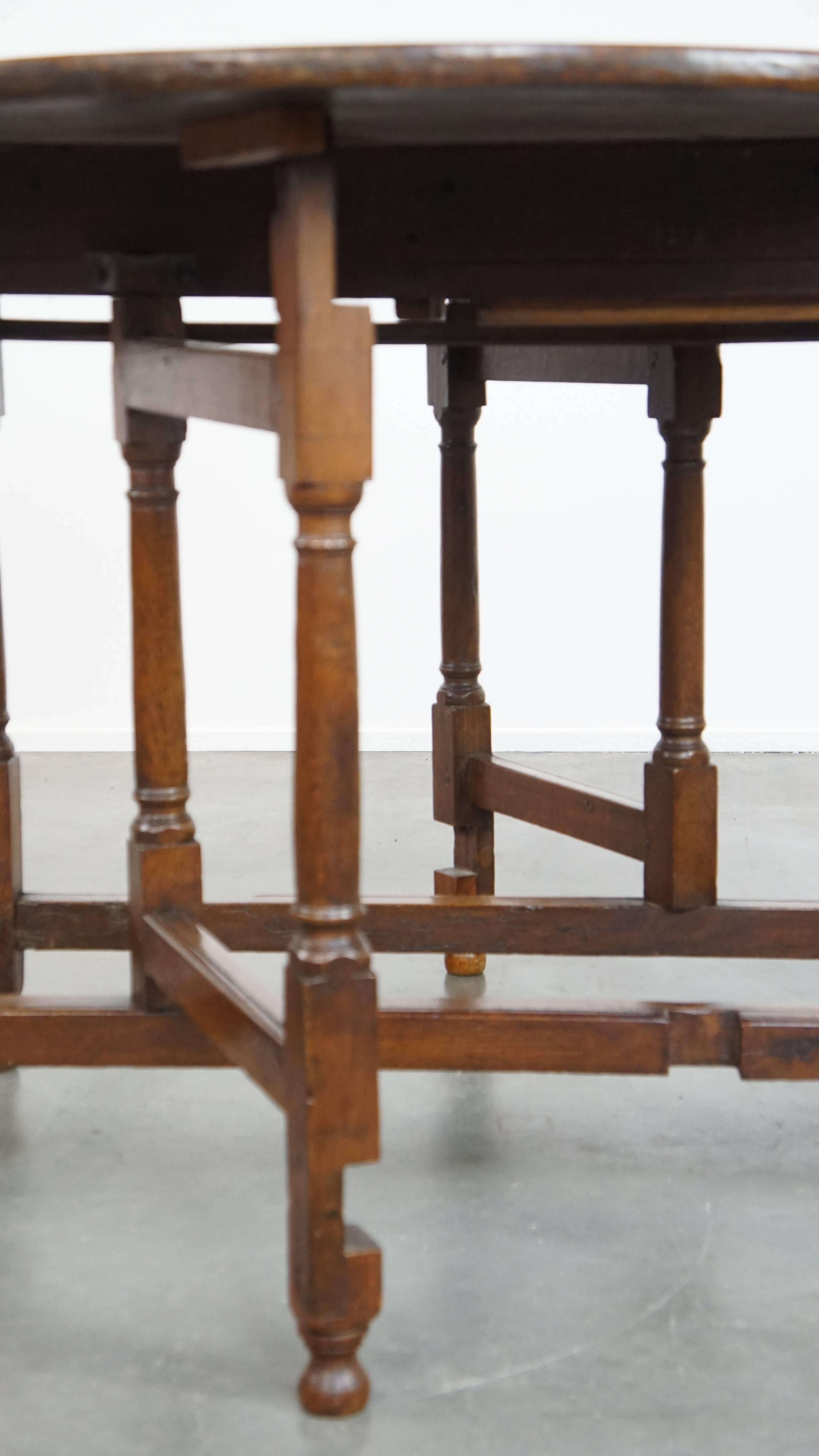 Charmante table ancienne pliante en chêne anglais du 18e siècle, à pied en porte-à-faux en vente 4