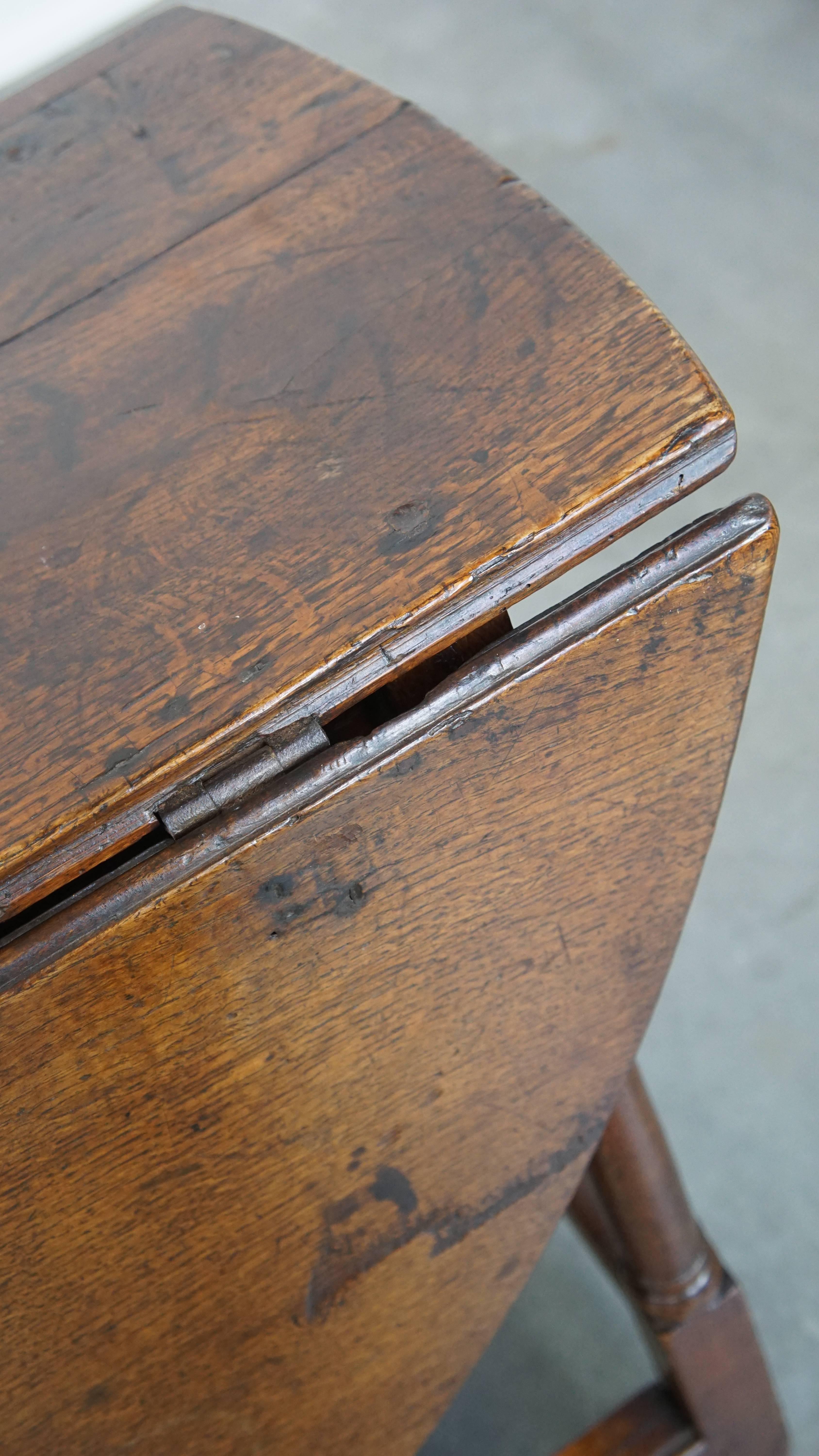 Charmante table ancienne pliante en chêne anglais du 18e siècle, à pied en porte-à-faux en vente 5