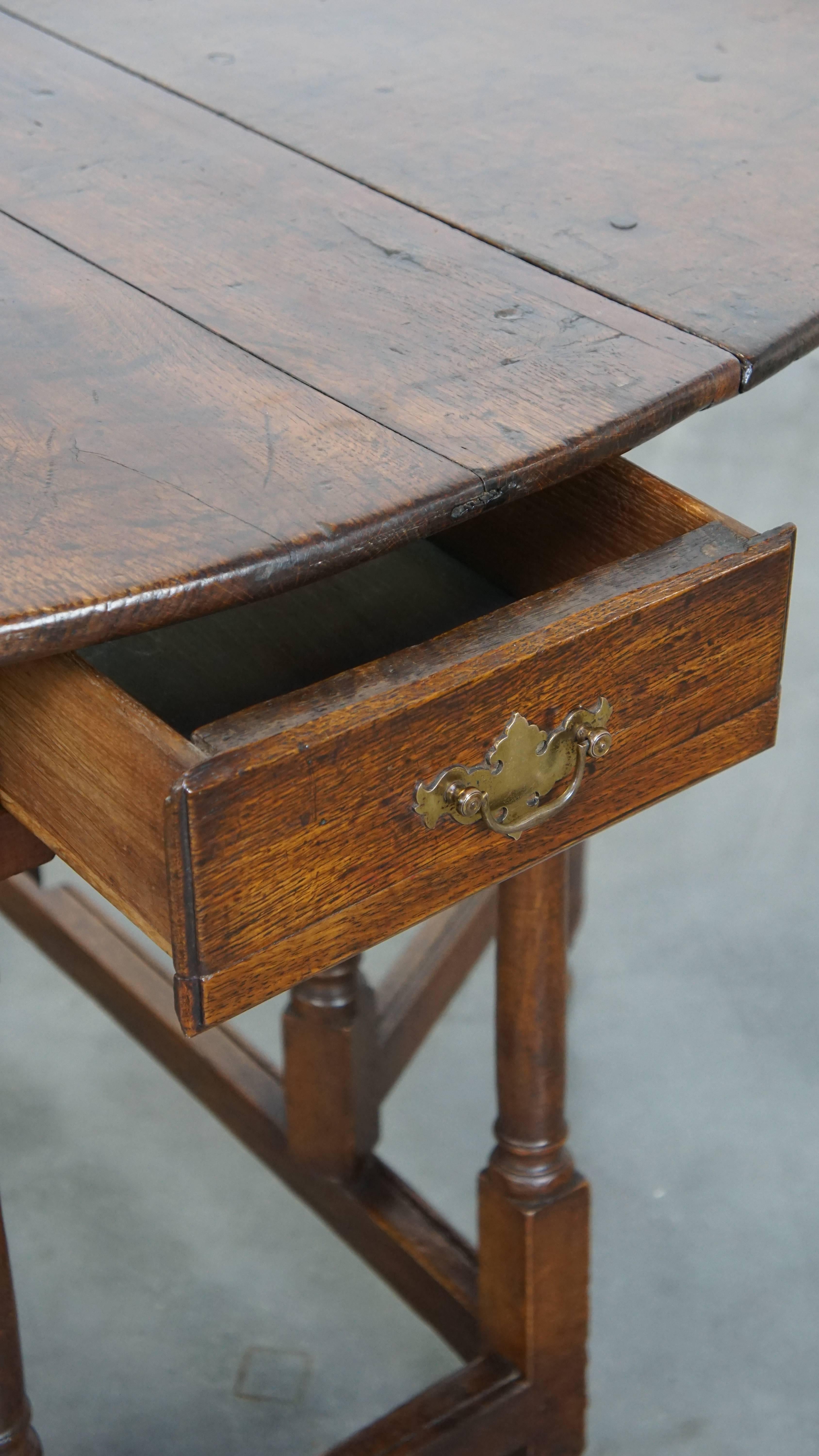 Charmante table ancienne pliante en chêne anglais du 18e siècle, à pied en porte-à-faux en vente 6