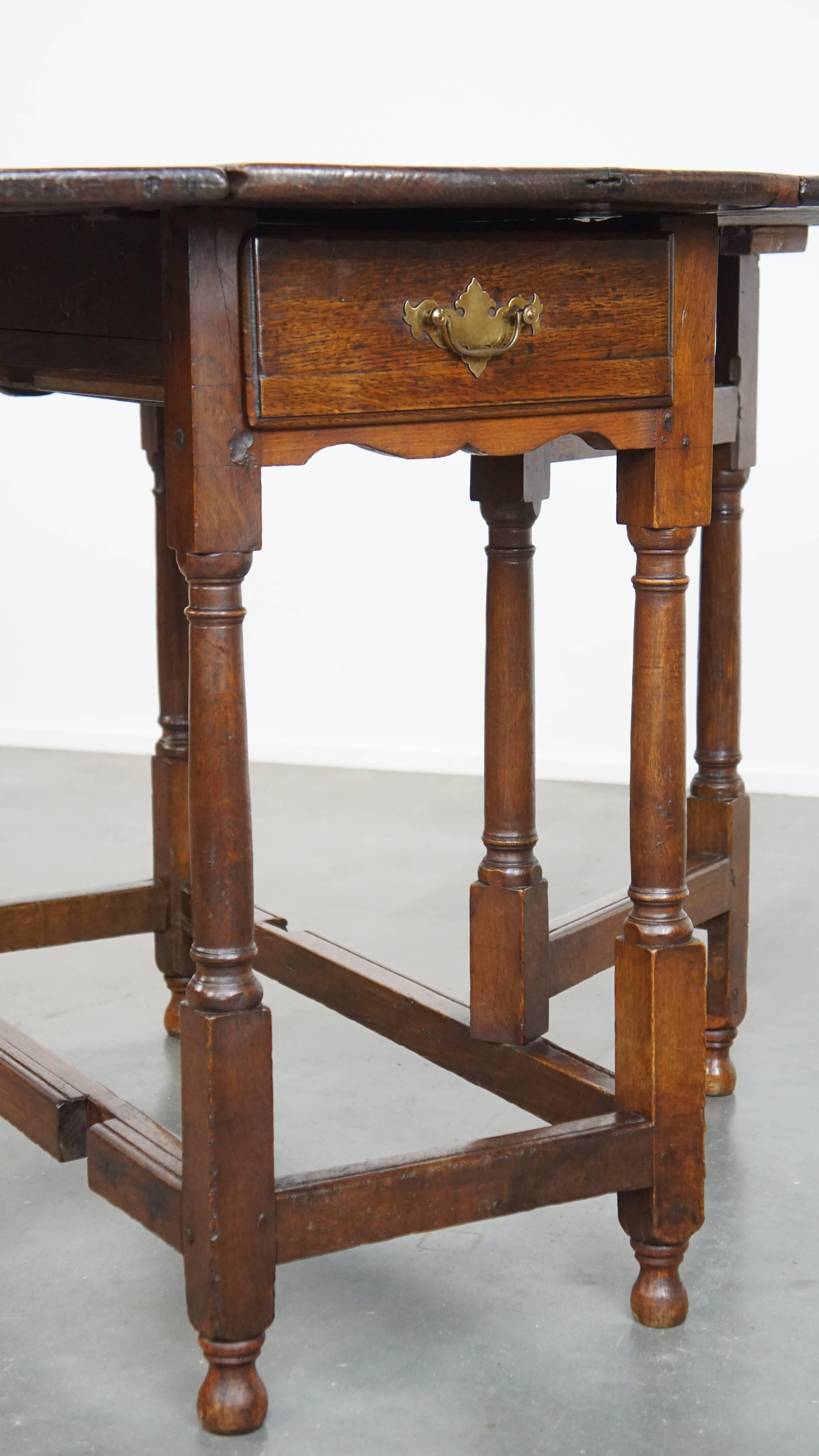 Charmante table ancienne pliante en chêne anglais du 18e siècle, à pied en porte-à-faux en vente 7