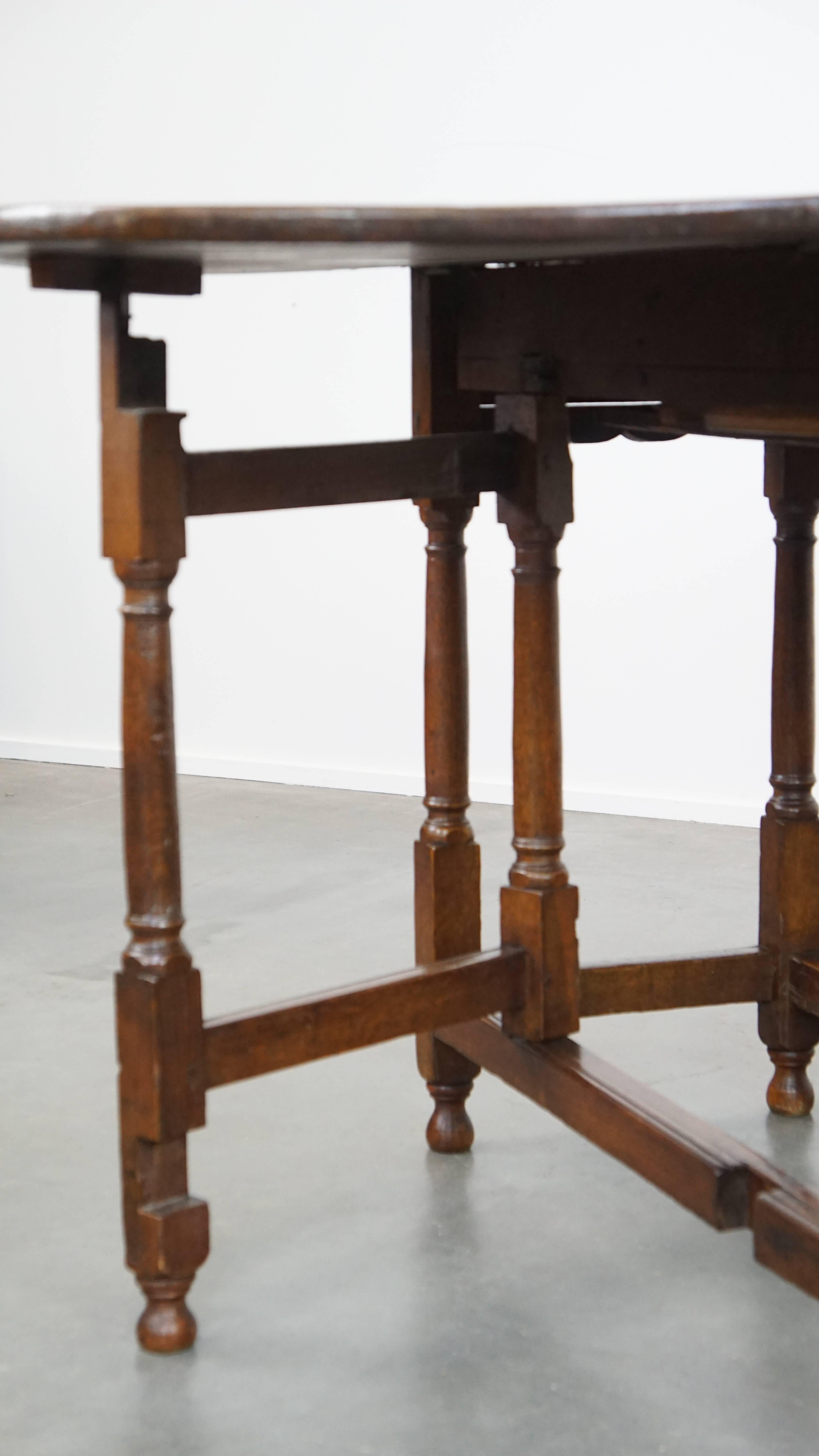 Charmante table ancienne pliante en chêne anglais du 18e siècle, à pied en porte-à-faux en vente 8