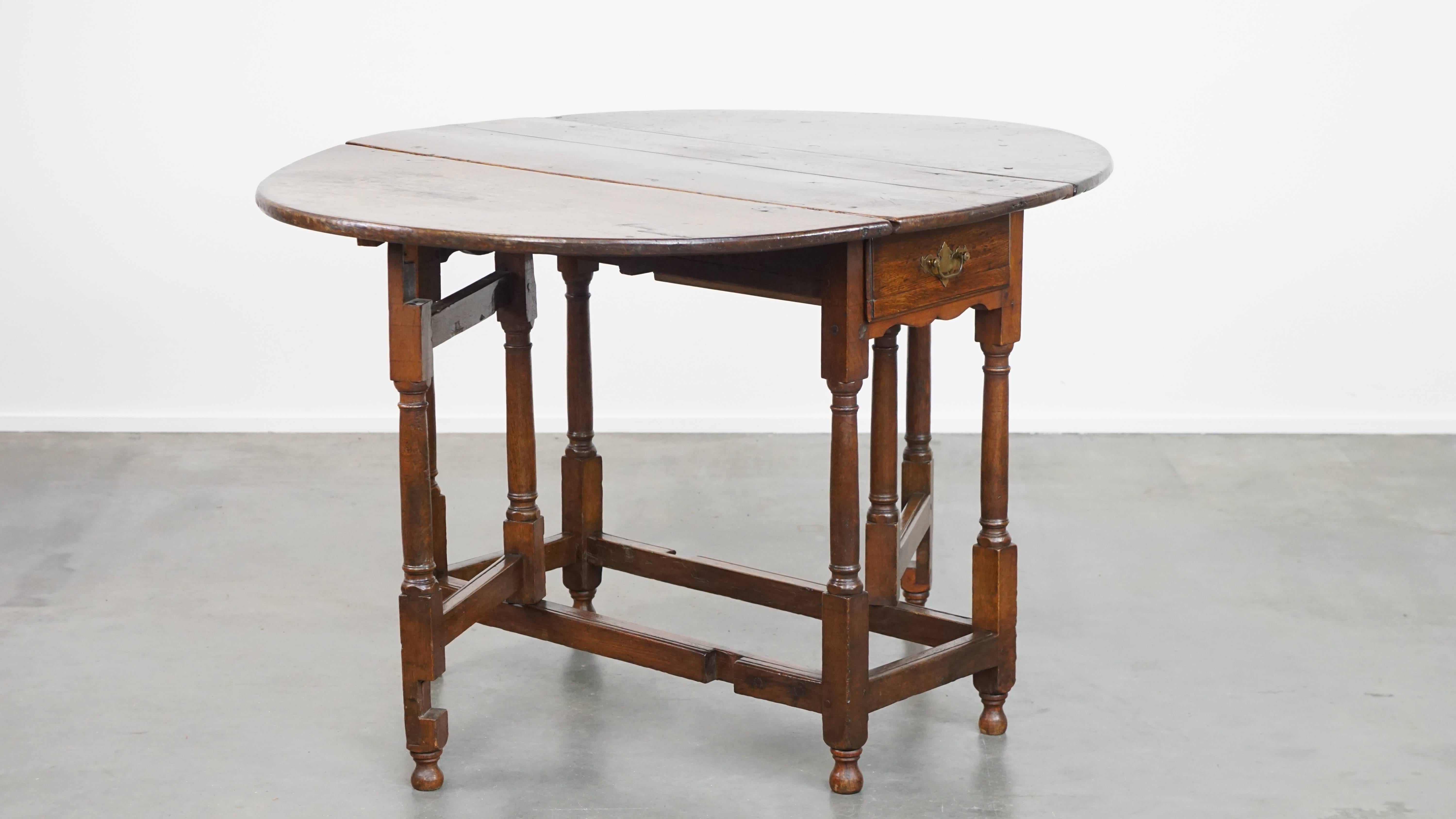 Cette charmante table intemporelle dite Calle est un complément pratique et élégant à presque tous les styles d'intérieur. Elle convient parfaitement comme table d'appoint ou table de salle à manger. Cette table simple possède une patine
