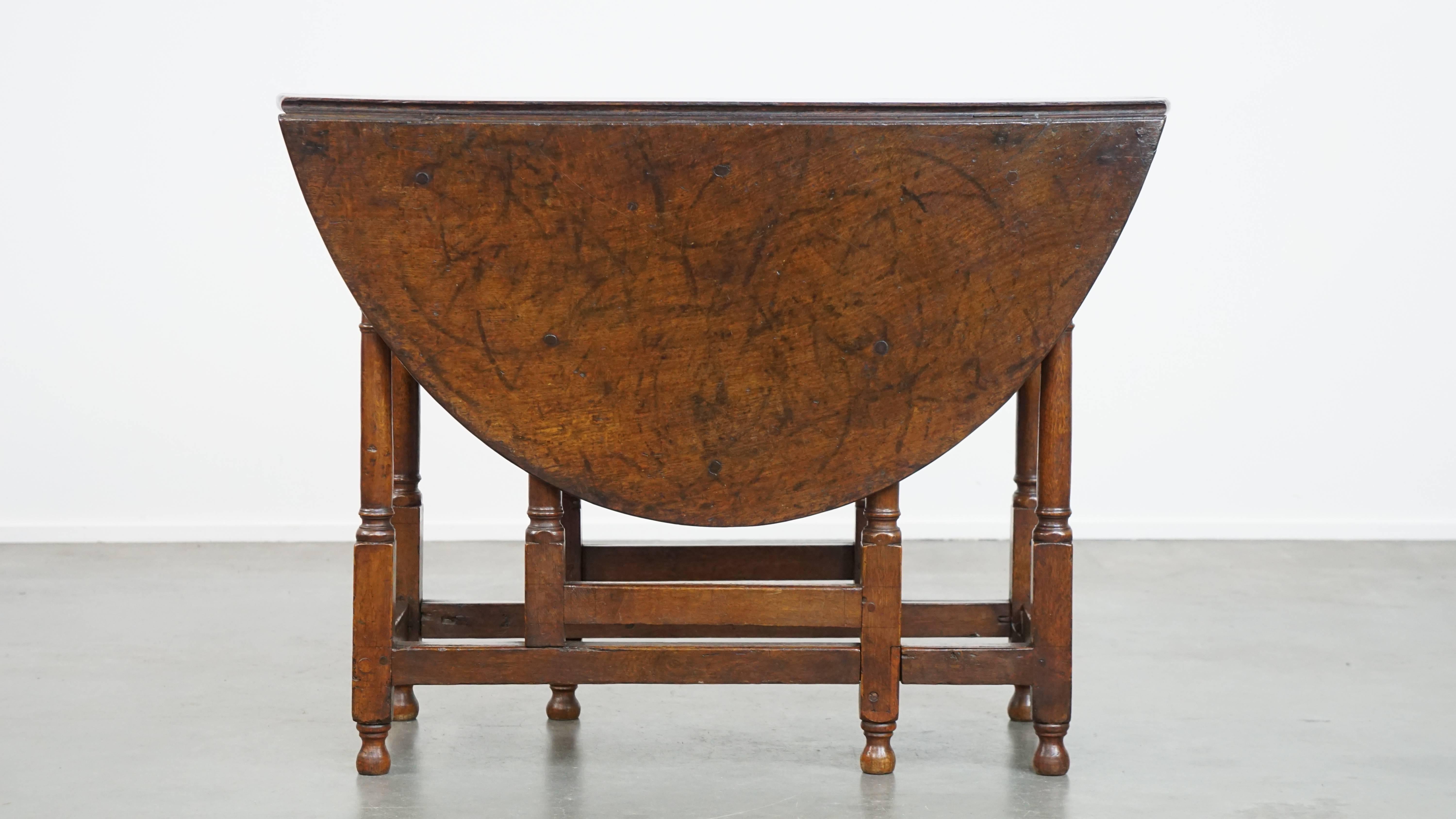 Anglais Charmante table ancienne pliante en chêne anglais du 18e siècle, à pied en porte-à-faux en vente