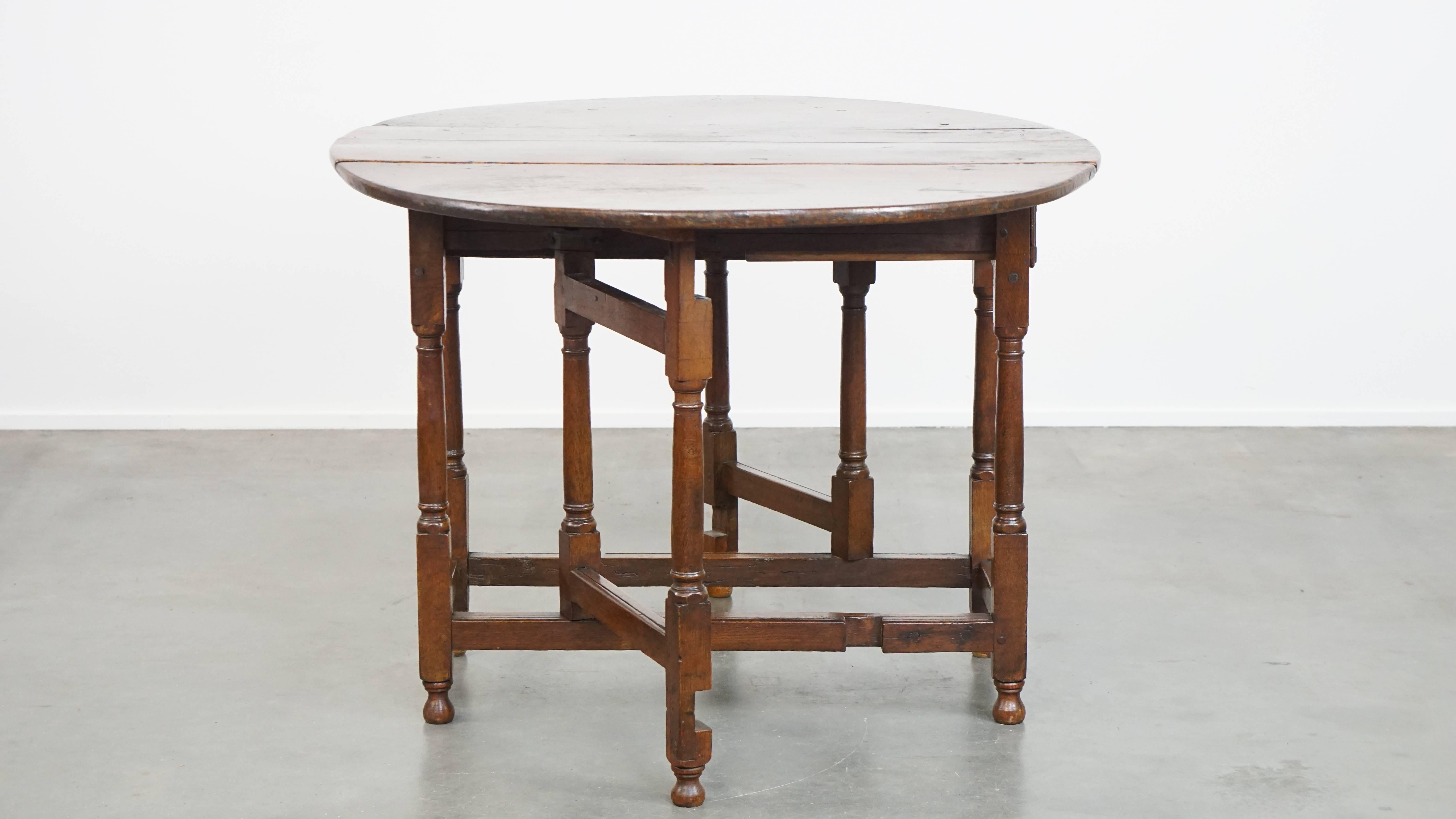Fait main Charmante table ancienne pliante en chêne anglais du 18e siècle, à pied en porte-à-faux en vente