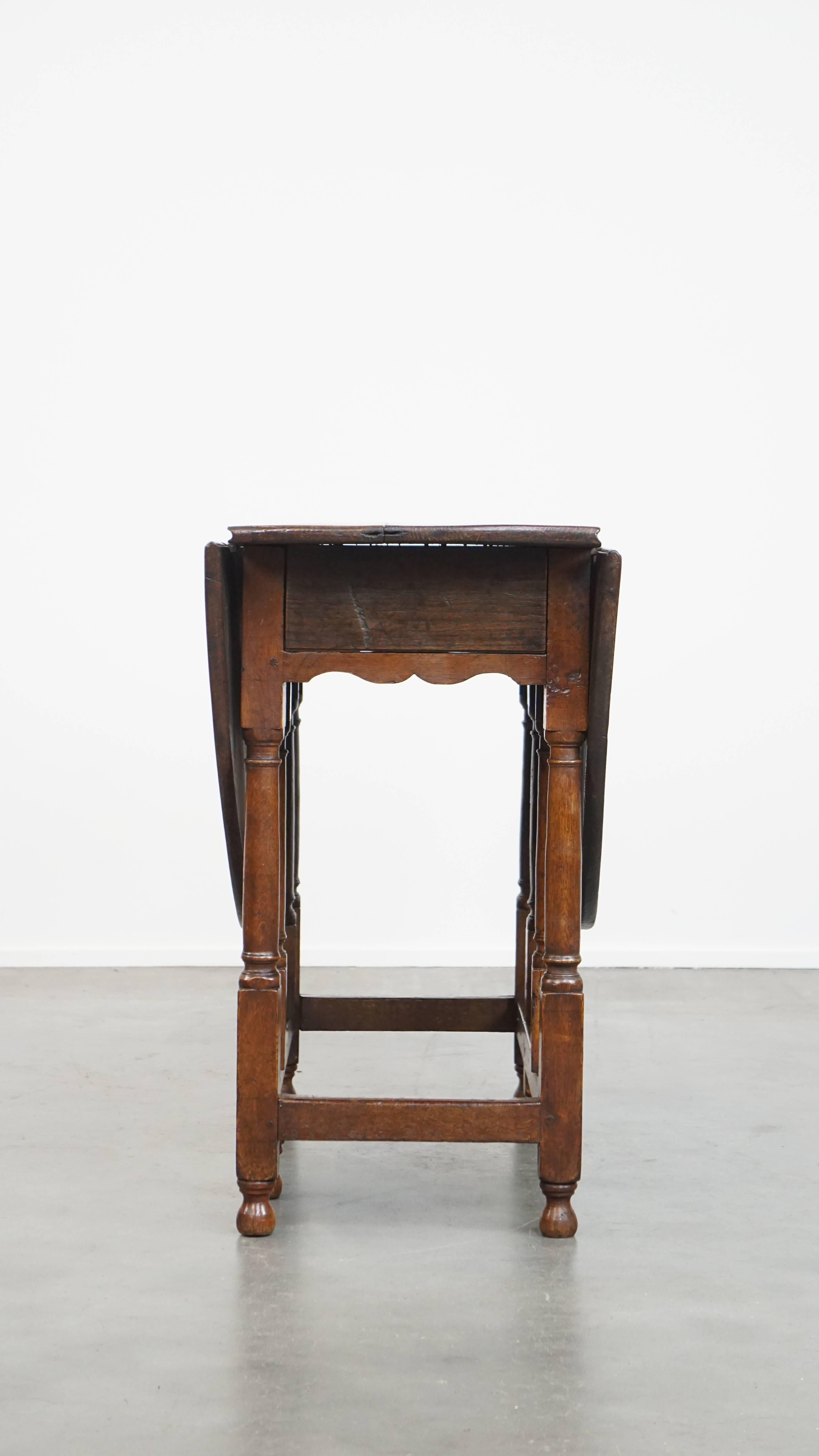 Charmante table ancienne pliante en chêne anglais du 18e siècle, à pied en porte-à-faux Bon état - En vente à Harderwijk, NL