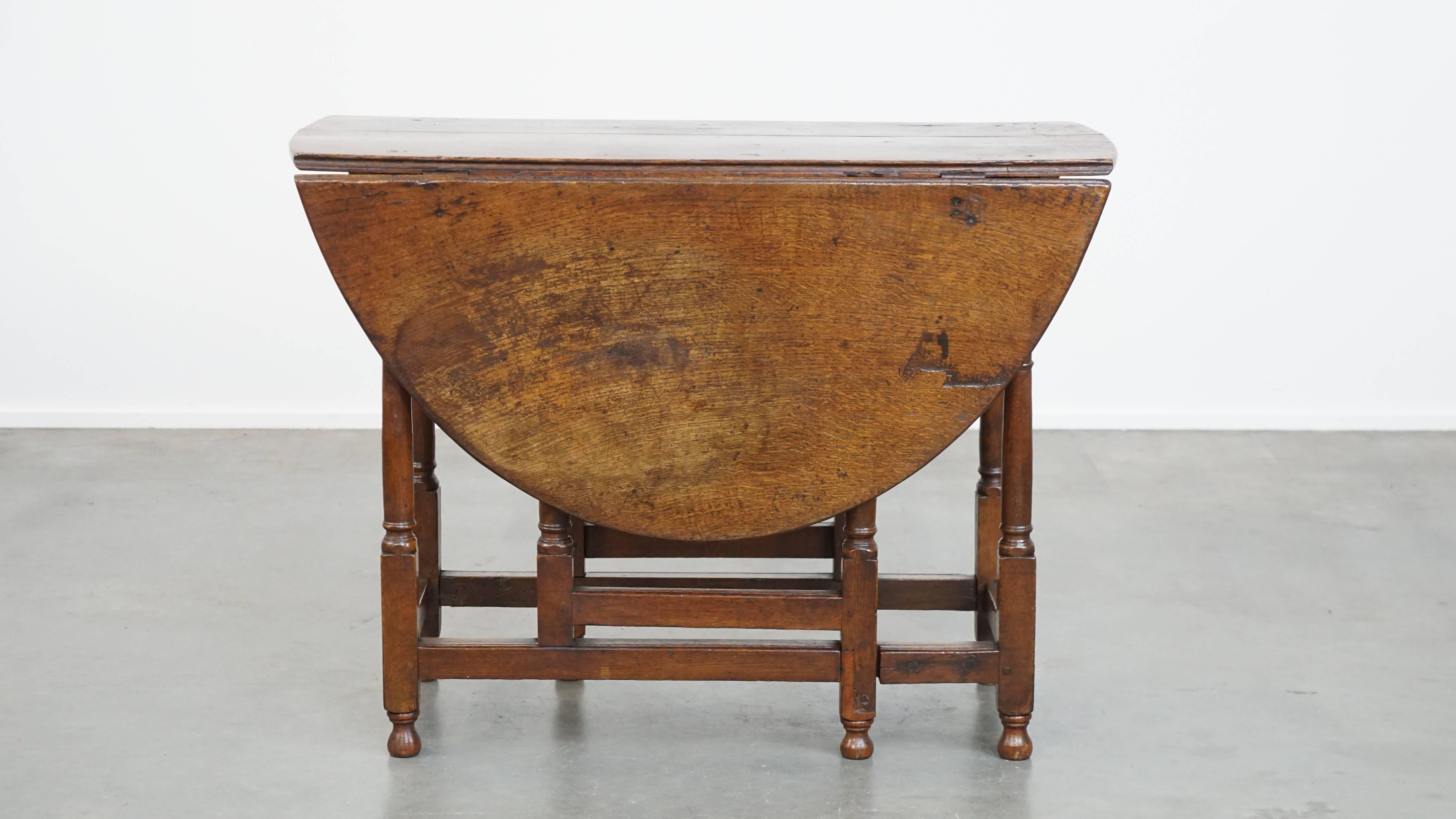 XVIIIe siècle et antérieur Charmante table ancienne pliante en chêne anglais du 18e siècle, à pied en porte-à-faux en vente