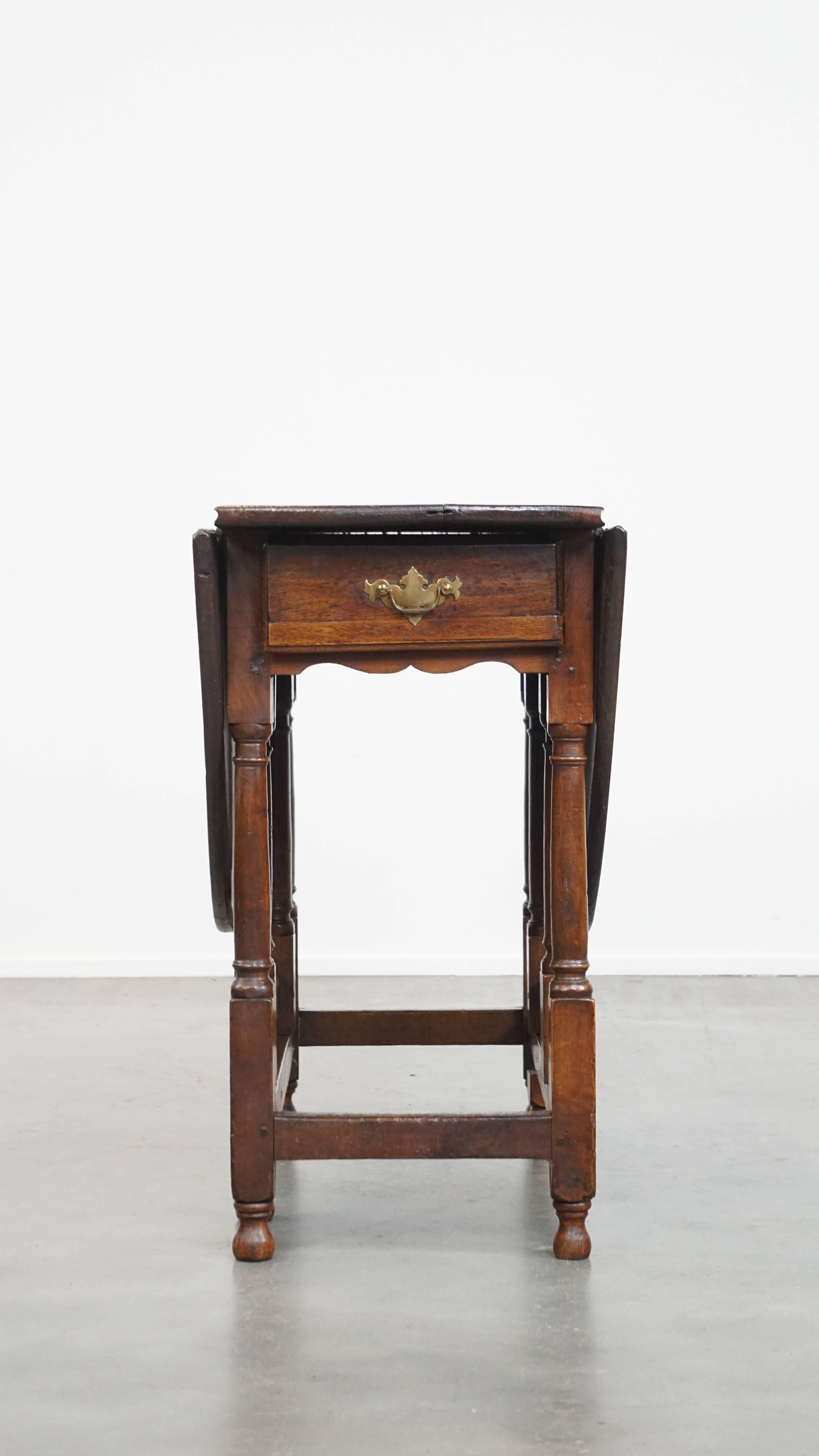 Chêne Charmante table ancienne pliante en chêne anglais du 18e siècle, à pied en porte-à-faux en vente
