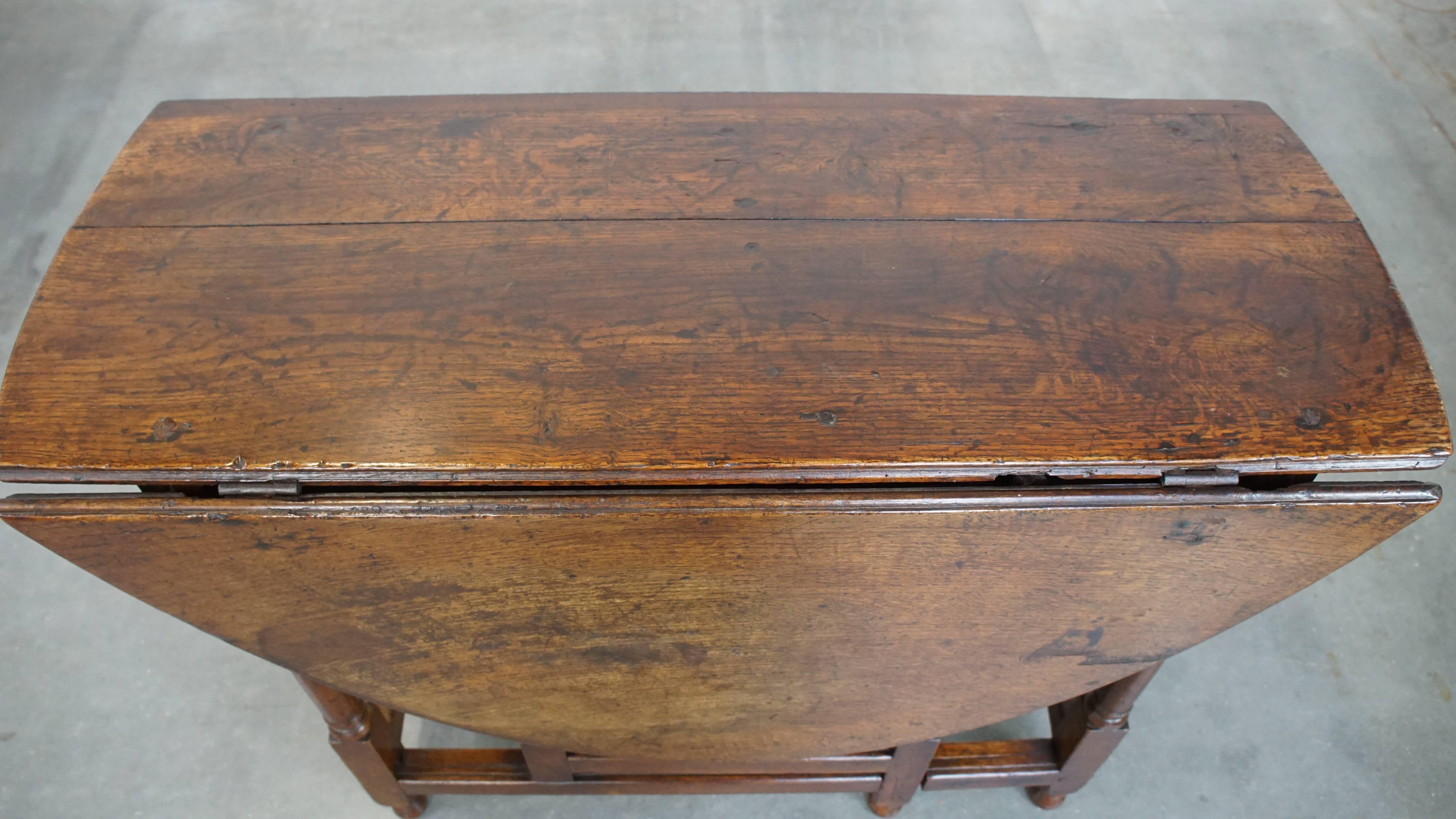 Charmante table ancienne pliante en chêne anglais du 18e siècle, à pied en porte-à-faux en vente 1