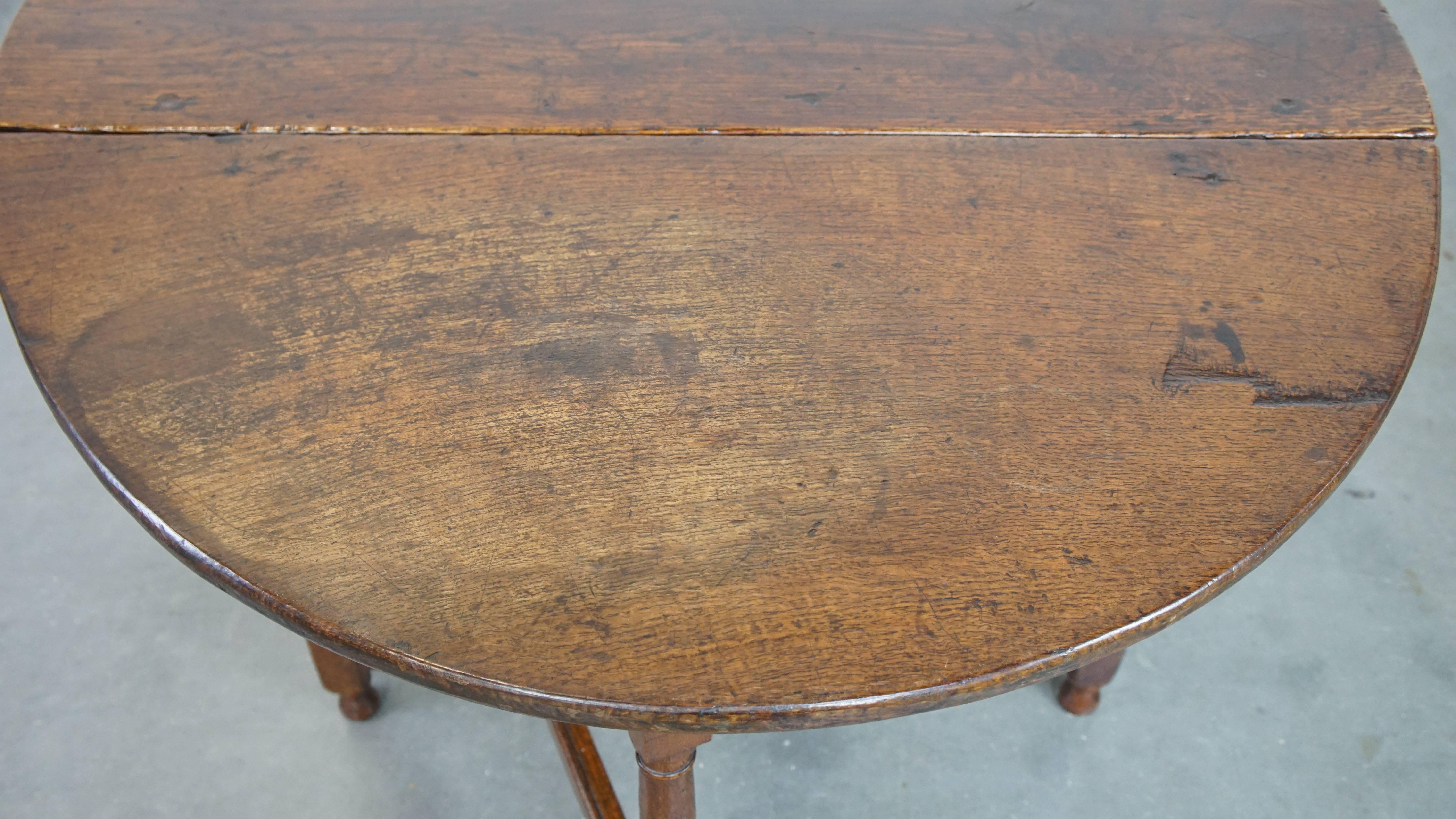 Charmante table ancienne pliante en chêne anglais du 18e siècle, à pied en porte-à-faux en vente 2