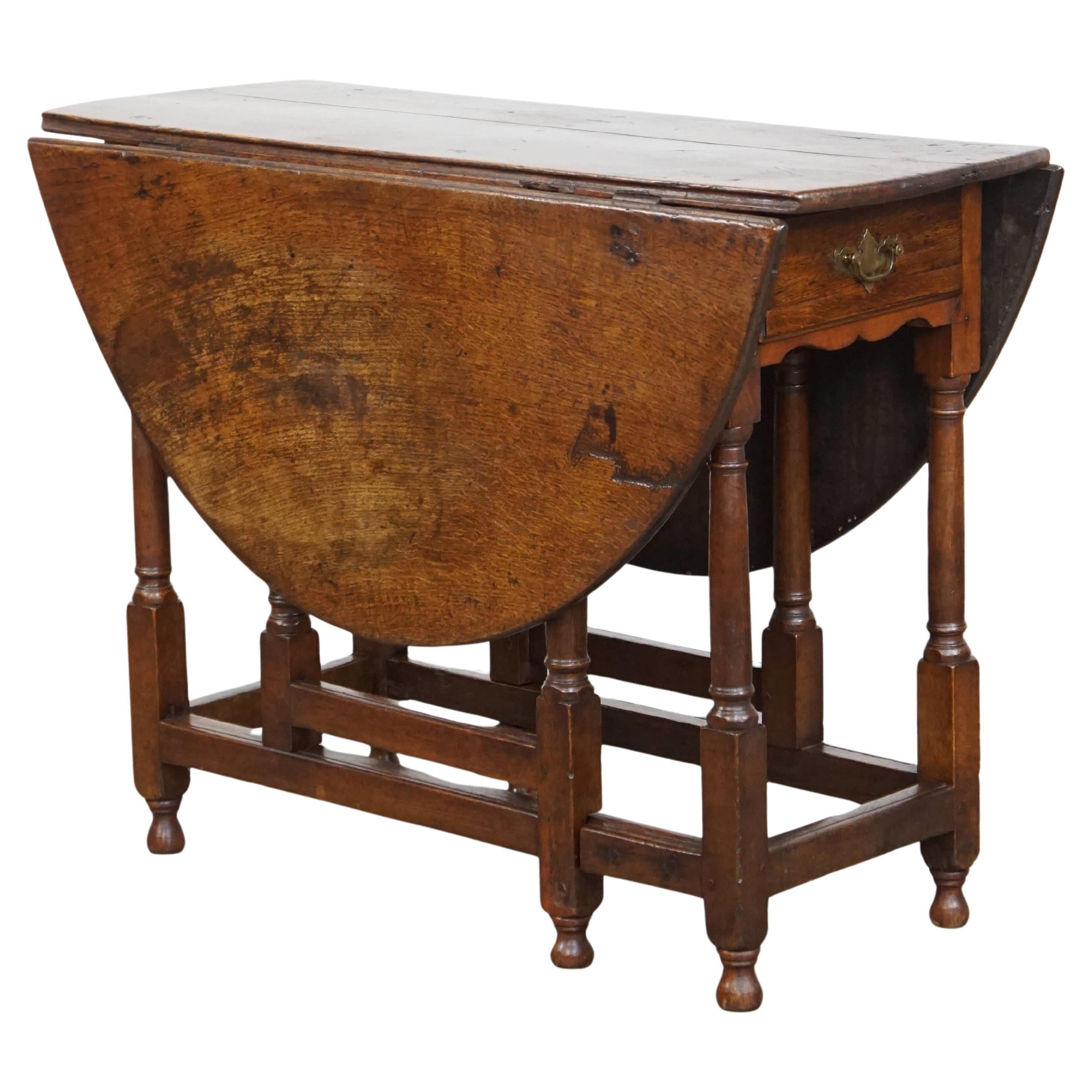 Charmante table ancienne pliante en chêne anglais du 18e siècle, à pied en porte-à-faux