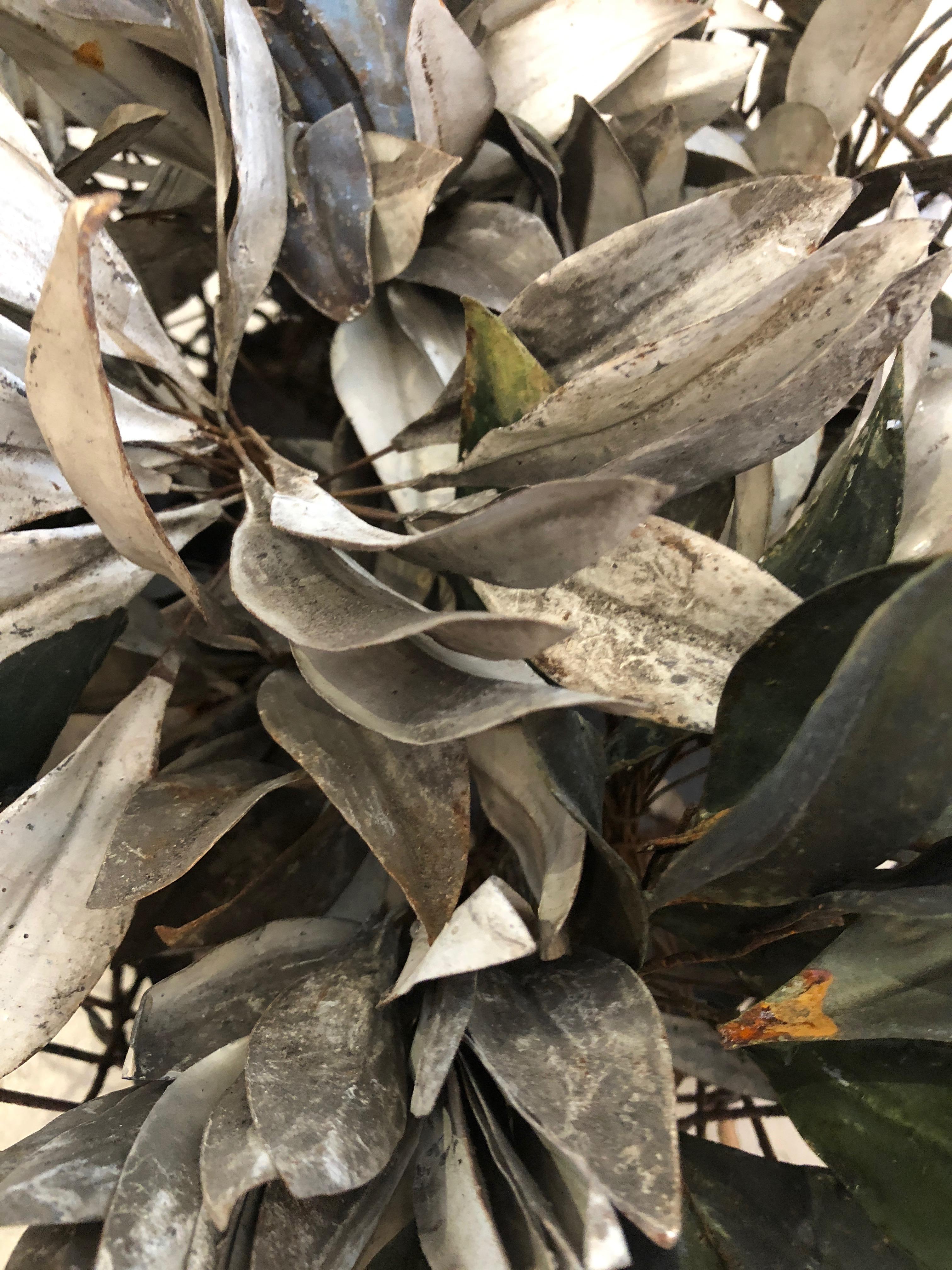 Charmante jardinière française ancienne en fil métallique avec feuilles décoratives en tôle en vente 4