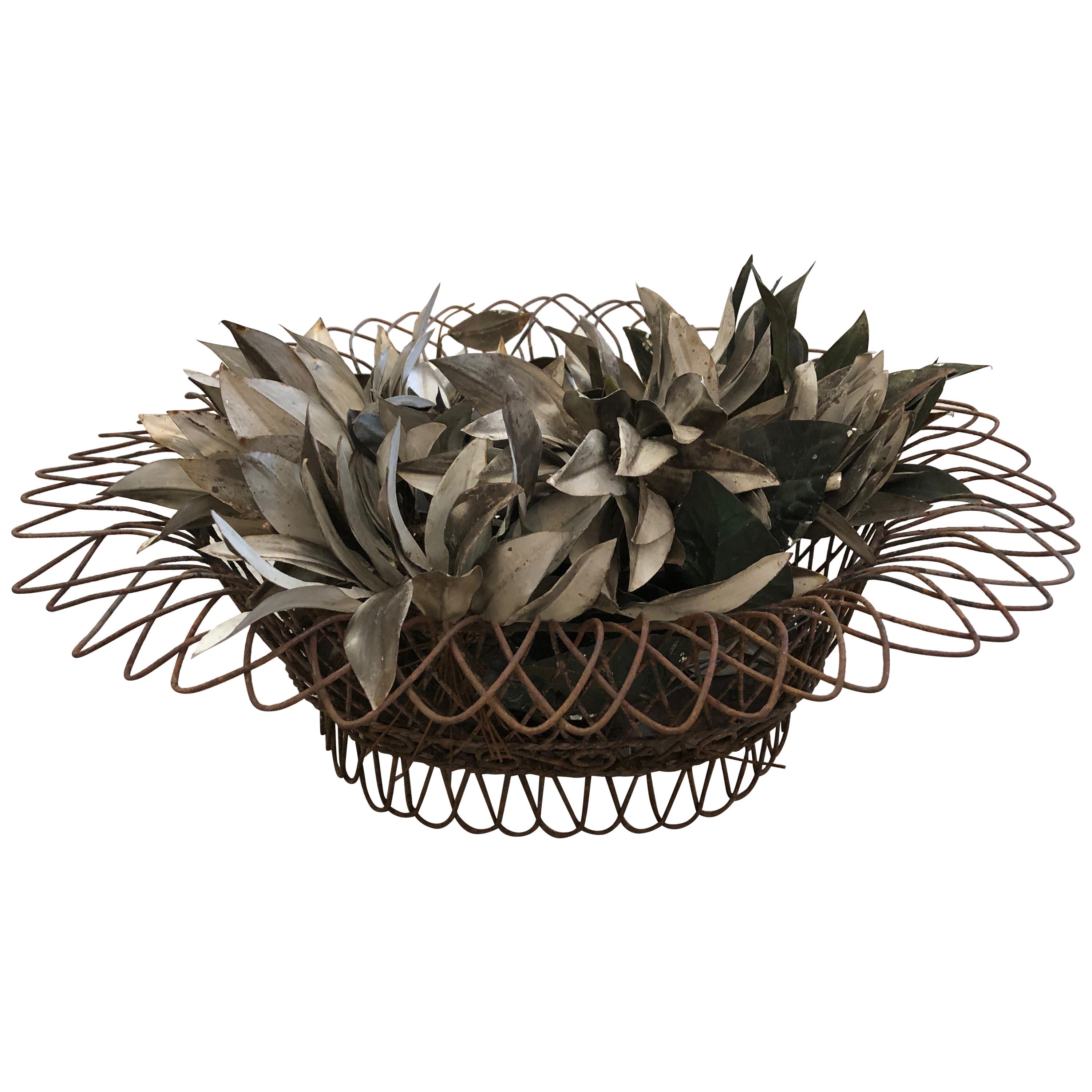 Encantadora Jardinera de Cesta de Alambre Antique French con Hojas Decorativas de Tole