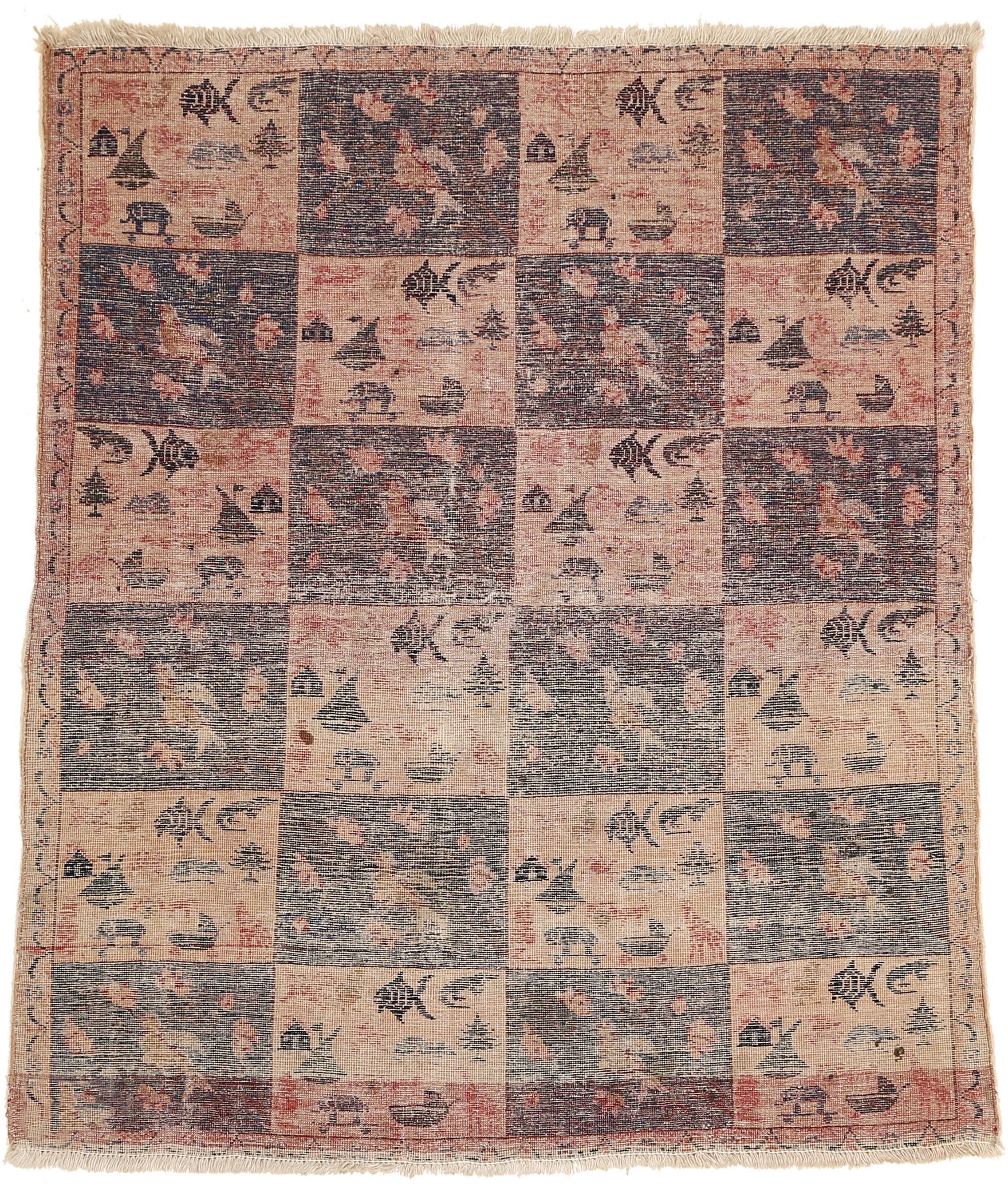 Un piccolo e dolce tappeto, forse utilizzato in una cameretta, caratterizzato da un motivo a scacchiera su larga scala in blu e avorio. Mentre gli scomparti blu racchiudono immancabilmente un piccolo uccello annidato tra i fiori, i quadrati d'avorio