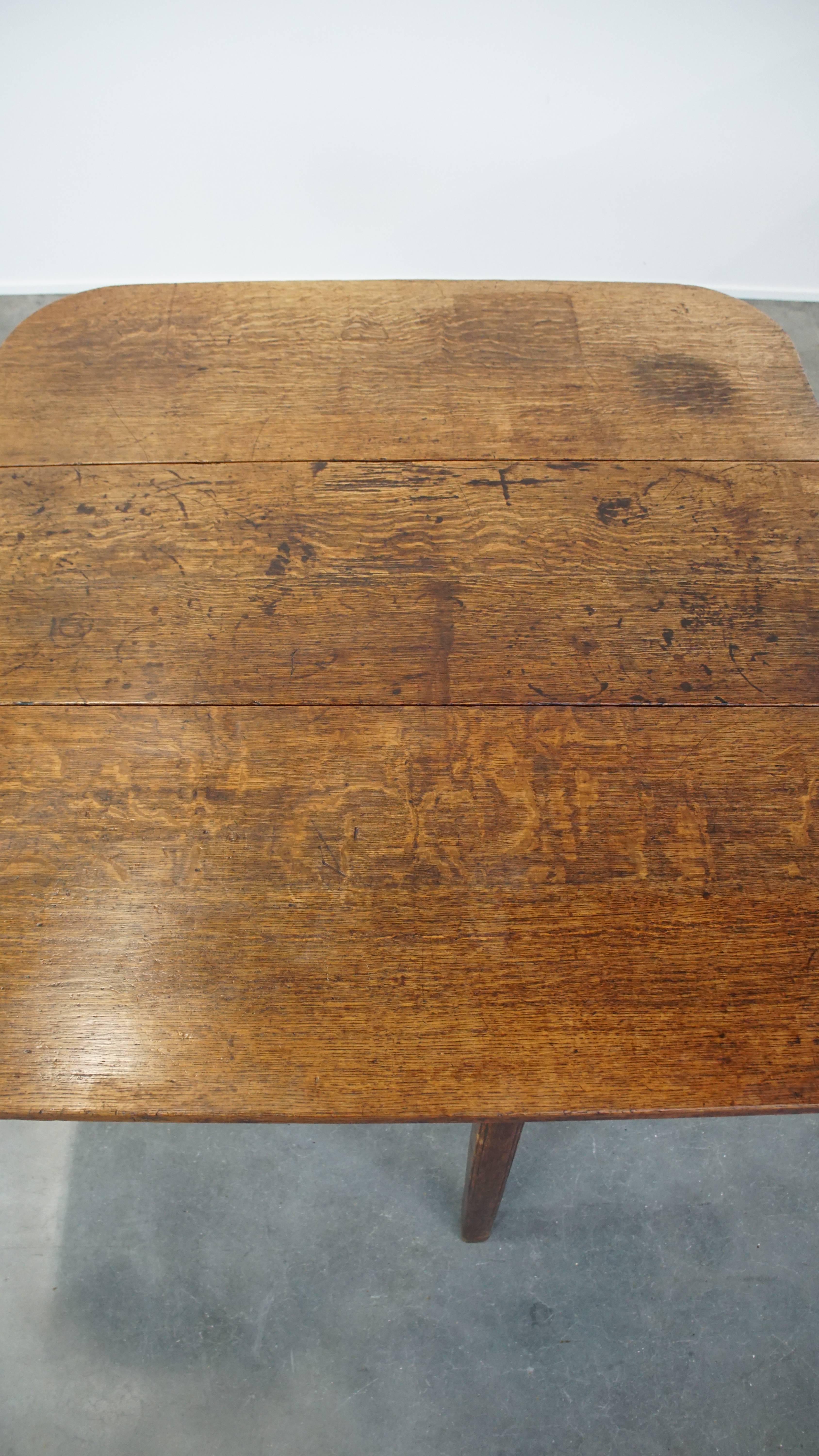 Charmante table de salle à manger ancienne en chêne à oreilles suspendues de la fin du 19ème siècle. en vente 4