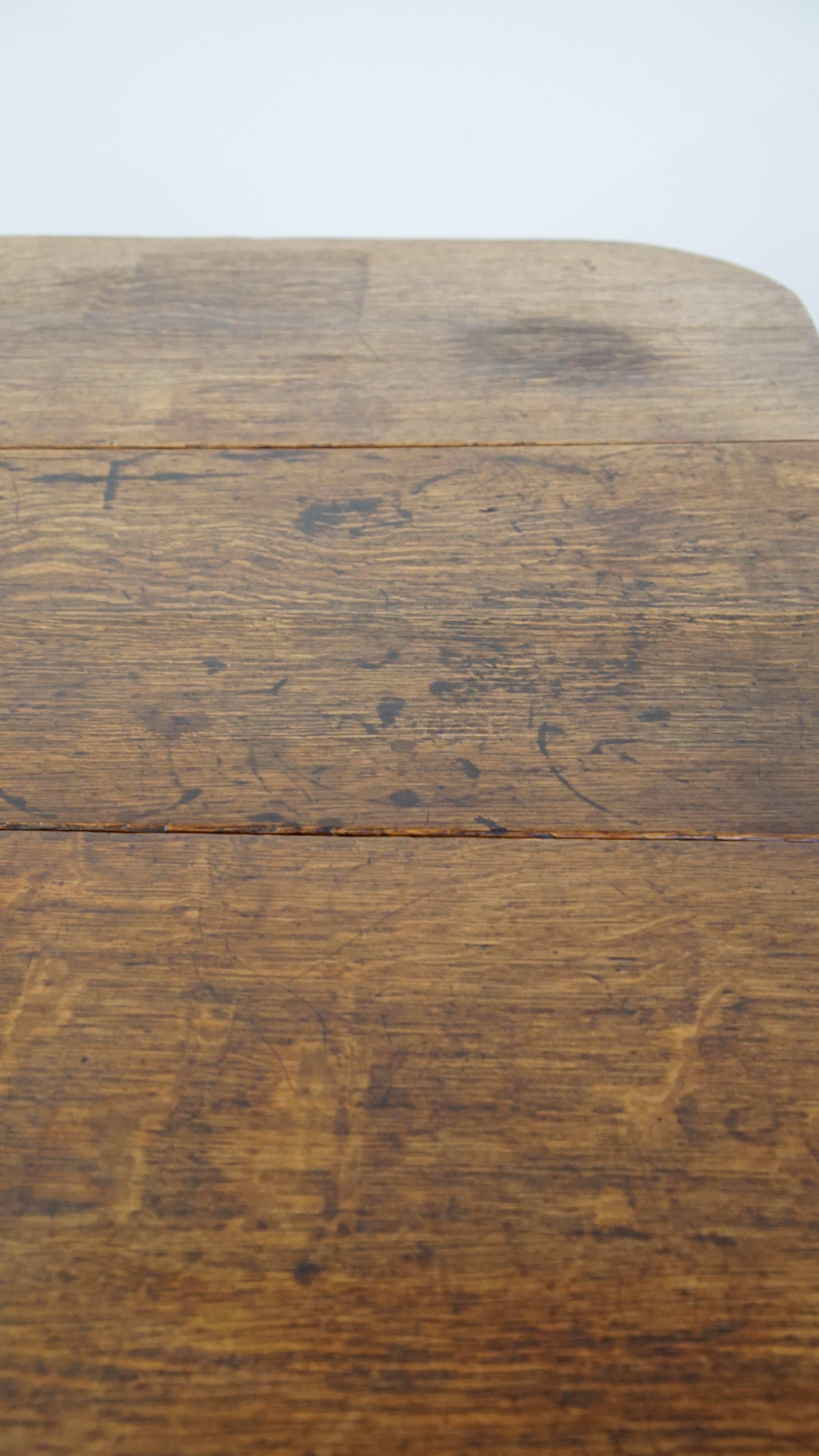 Charmante table de salle à manger ancienne en chêne à oreilles suspendues de la fin du 19ème siècle. en vente 5