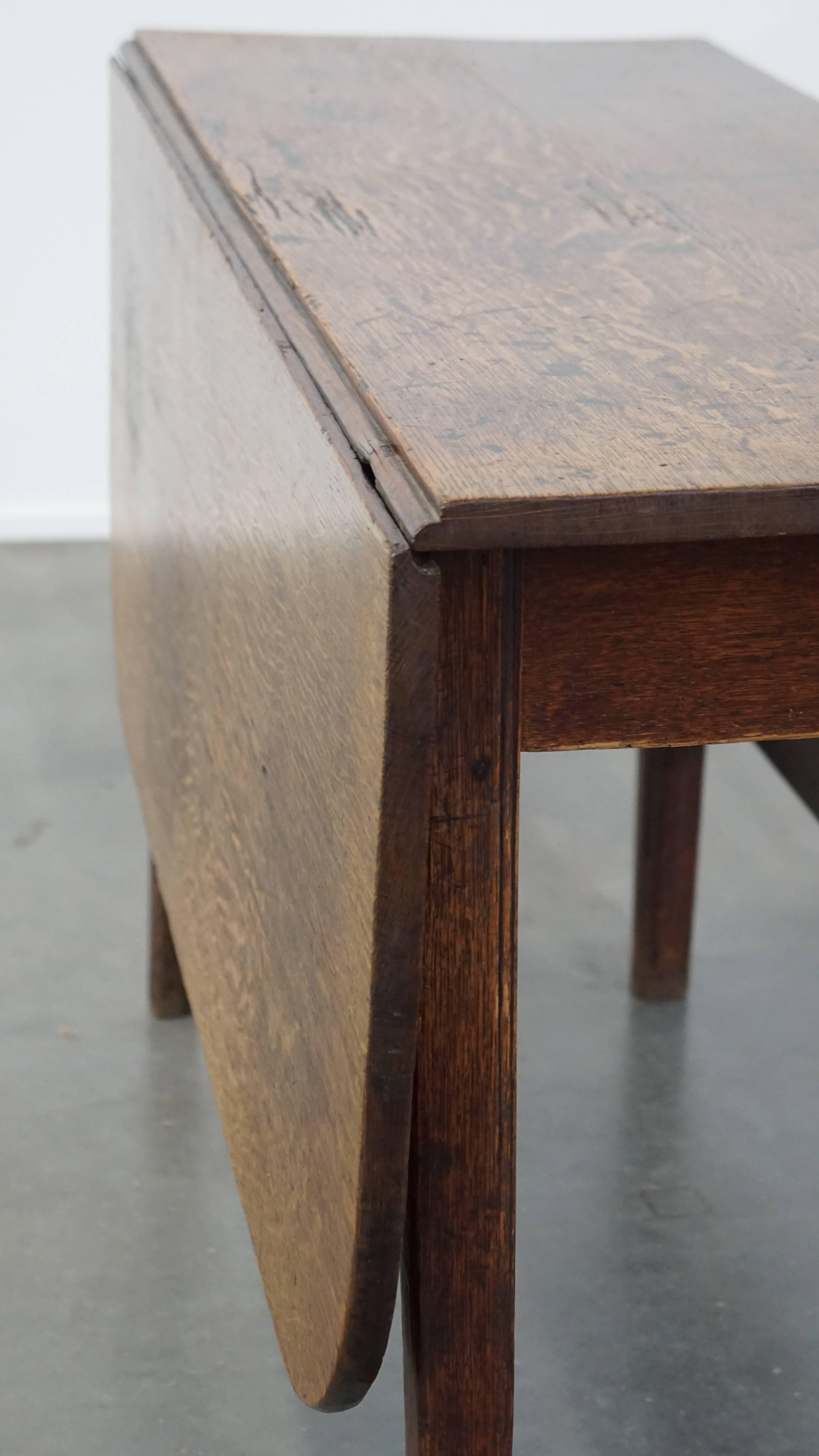 Charmante table de salle à manger ancienne en chêne à oreilles suspendues de la fin du 19ème siècle. en vente 6