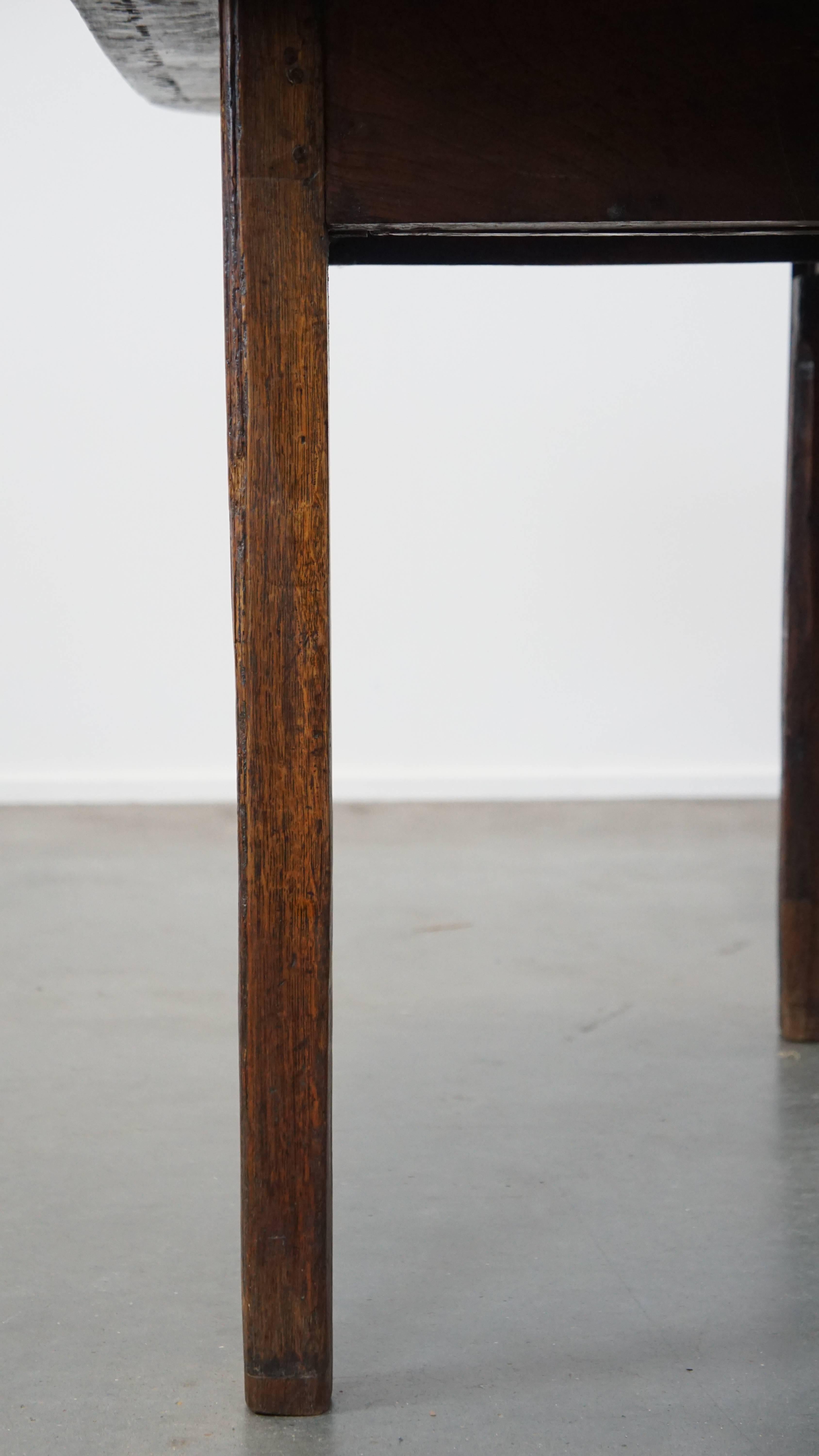 Charmante table de salle à manger ancienne en chêne à oreilles suspendues de la fin du 19ème siècle. en vente 7