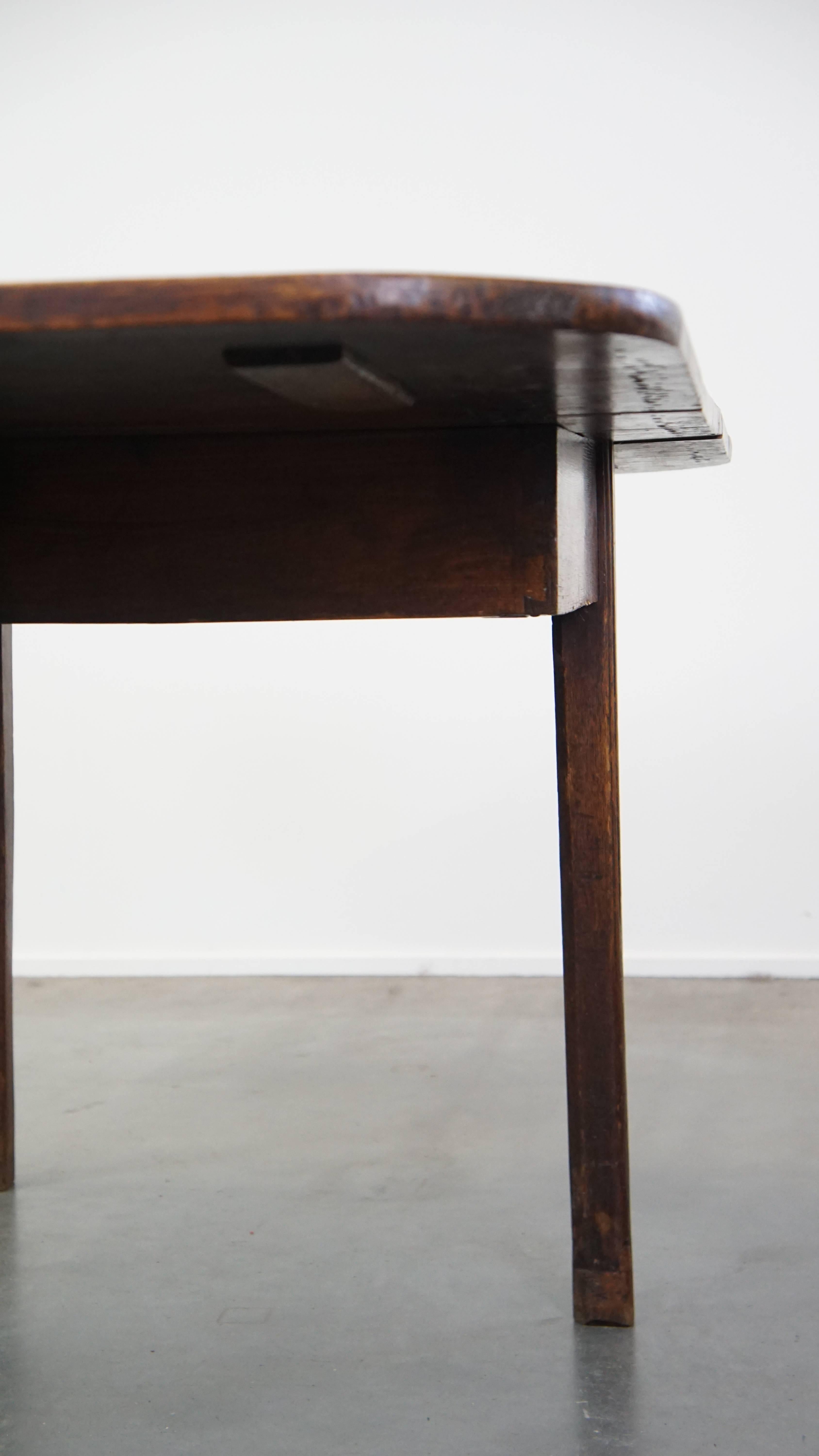 Charmante table de salle à manger ancienne en chêne à oreilles suspendues de la fin du 19ème siècle. en vente 8