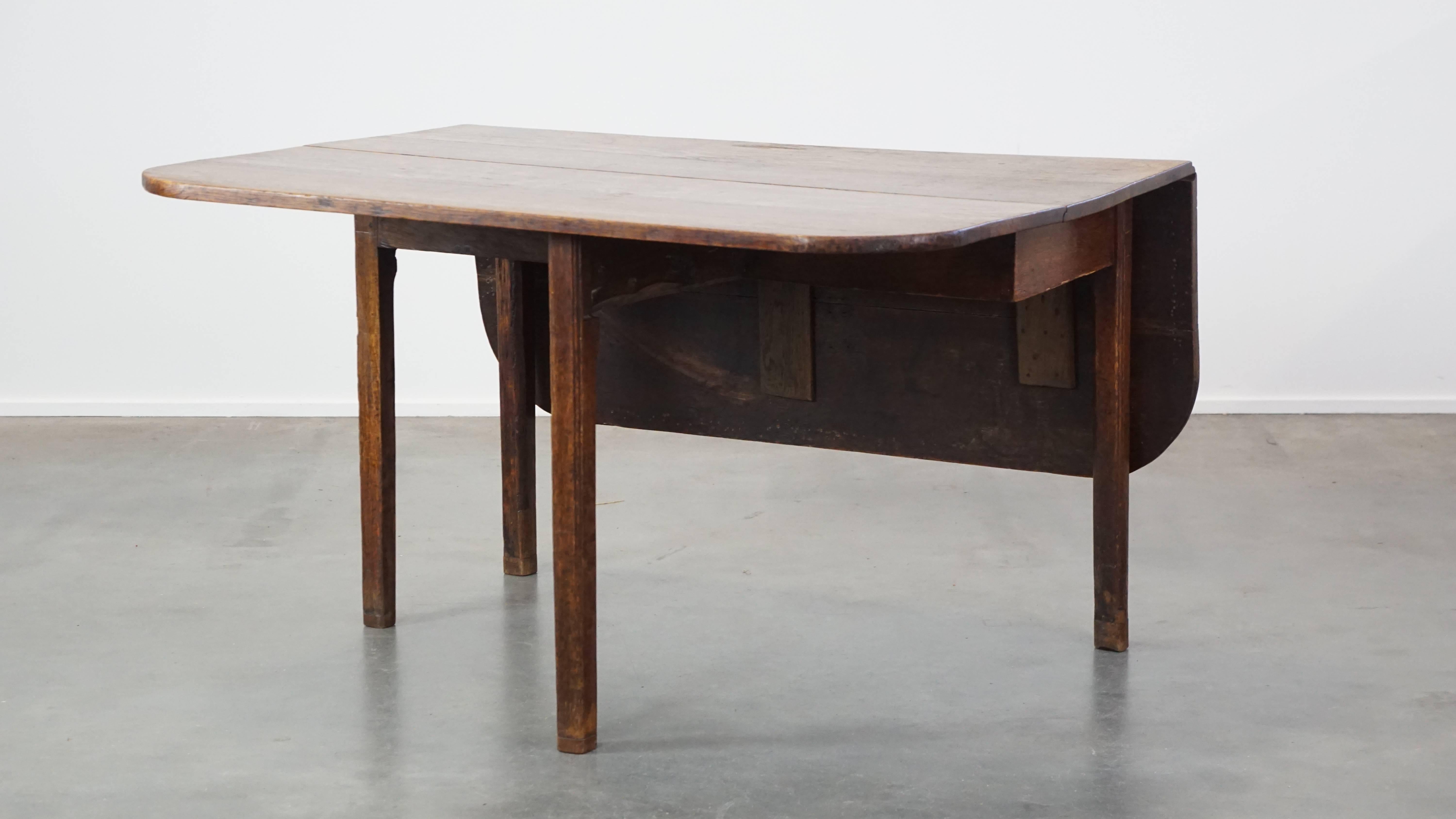 Cette belle table de salle à manger antique en chêne à feuilles tombantes a un aspect confortable, notamment grâce à sa couleur agréable et à sa patine. Il date de la fin du 19e siècle et convient pour 4 à 6 personnes, ce qui permet à toute la