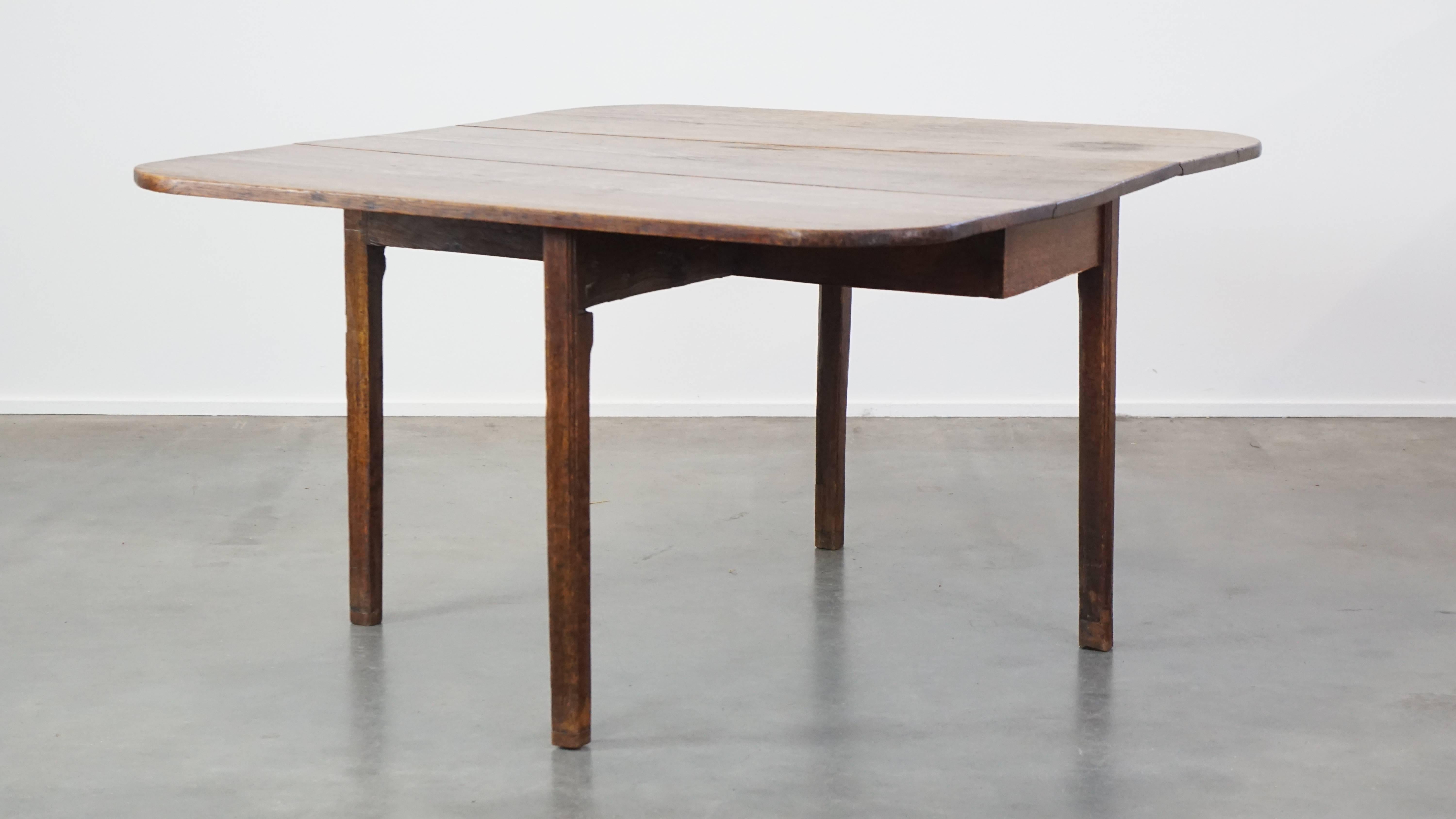 Fait main Charmante table de salle à manger ancienne en chêne à oreilles suspendues de la fin du 19ème siècle. en vente
