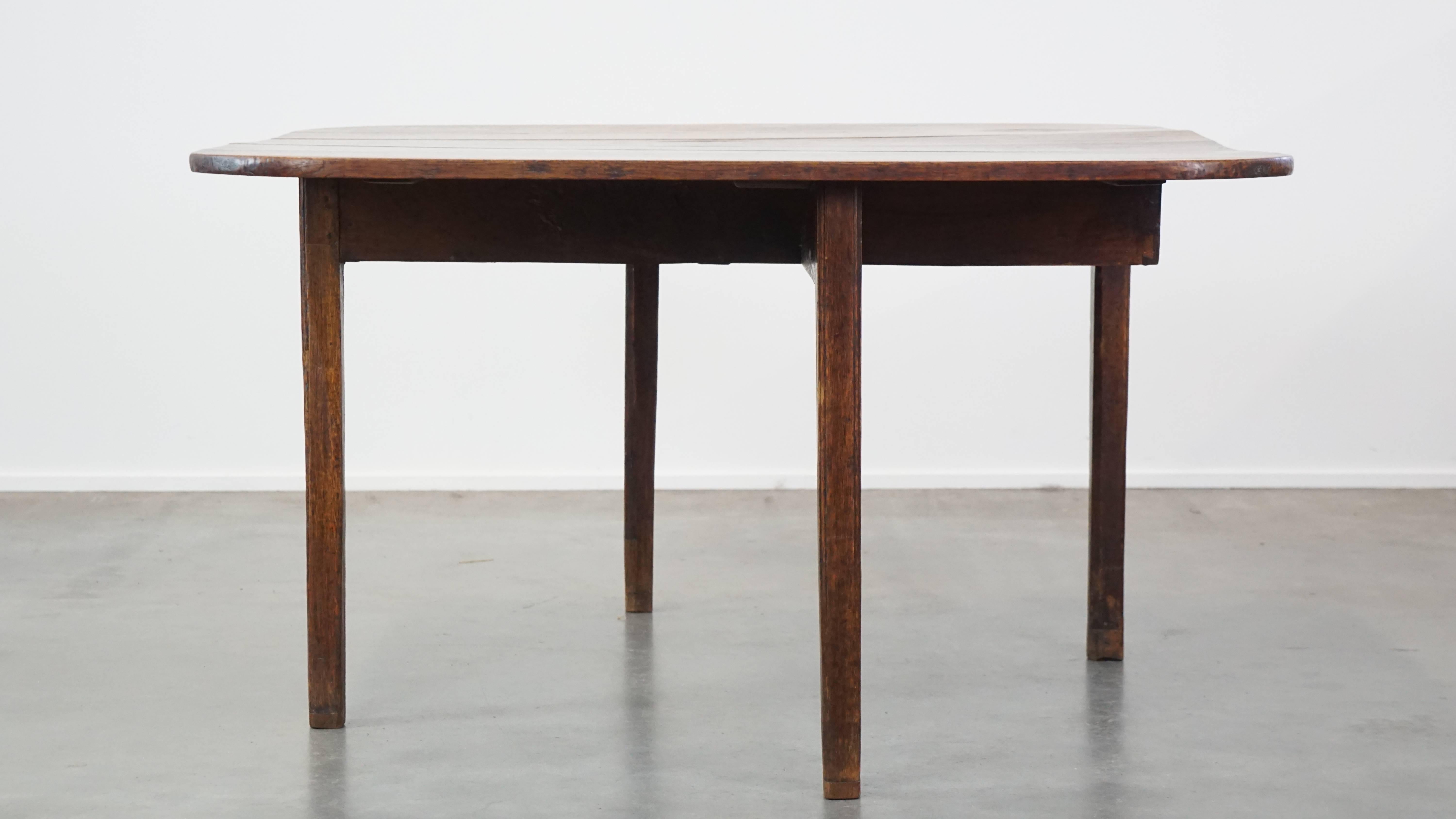 Charmante table de salle à manger ancienne en chêne à oreilles suspendues de la fin du 19ème siècle. Bon état - En vente à Harderwijk, NL