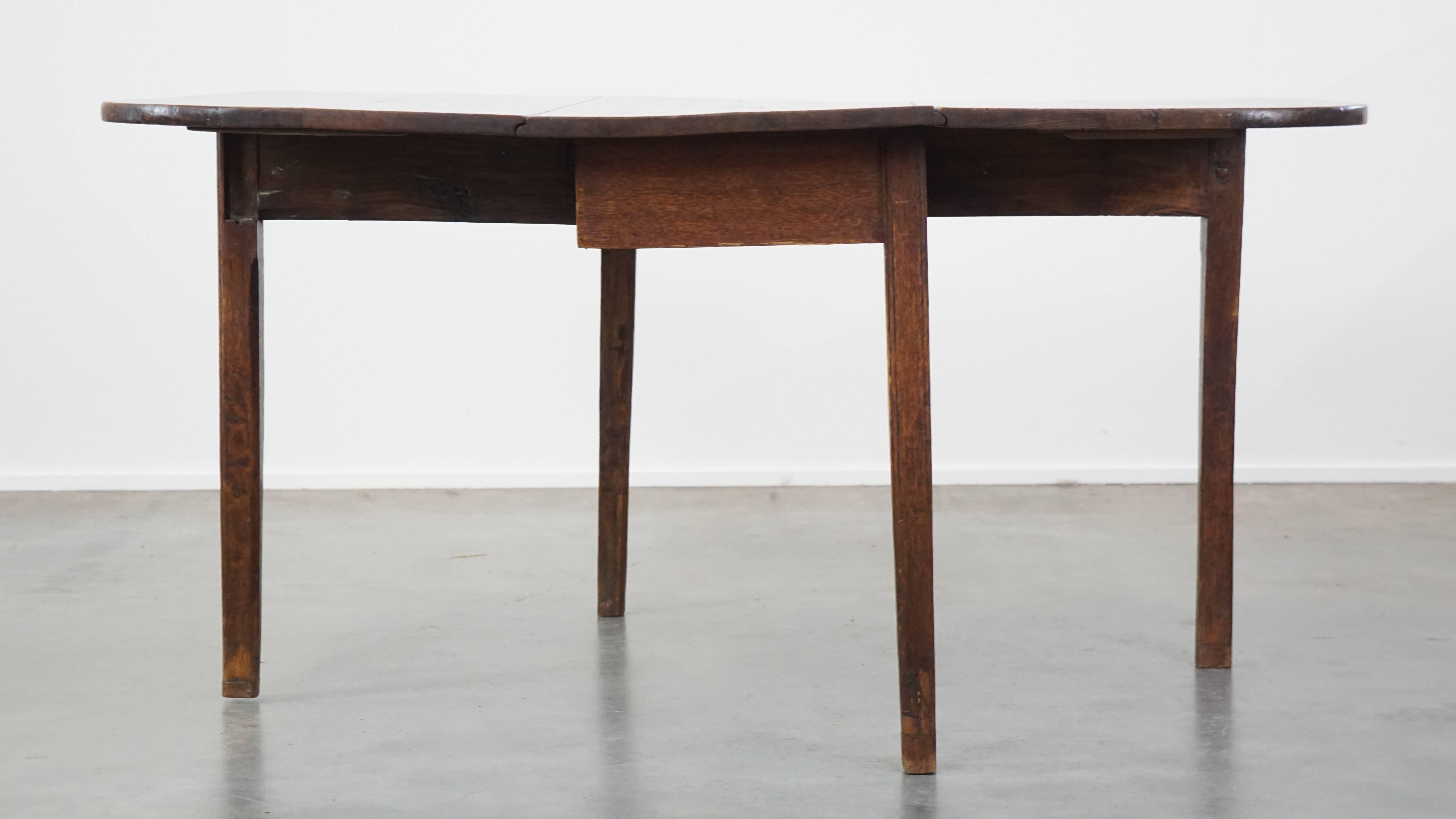 XIXe siècle Charmante table de salle à manger ancienne en chêne à oreilles suspendues de la fin du 19ème siècle. en vente