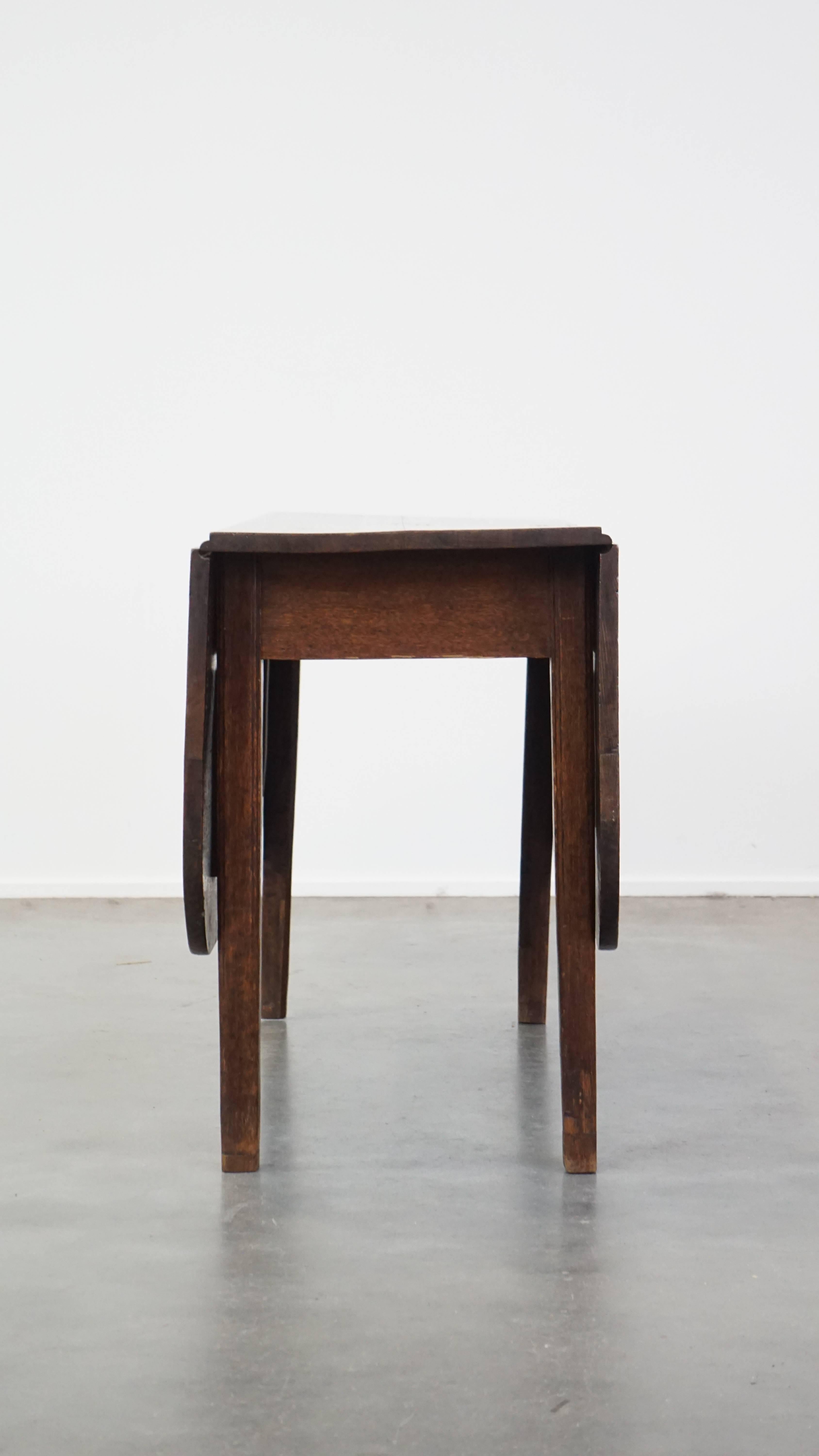 Chêne Charmante table de salle à manger ancienne en chêne à oreilles suspendues de la fin du 19ème siècle. en vente