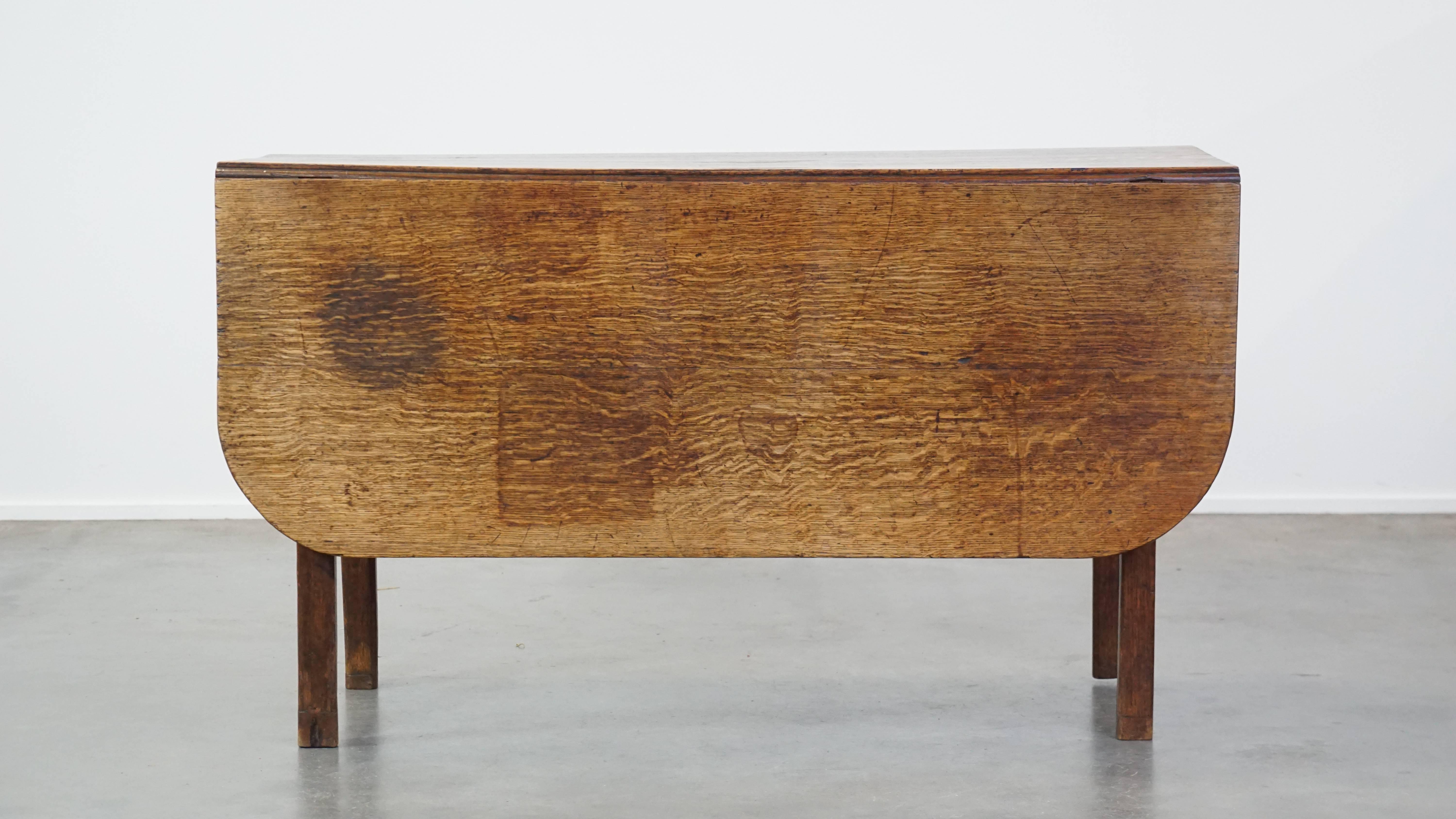 Charmante table de salle à manger ancienne en chêne à oreilles suspendues de la fin du 19ème siècle. en vente 1