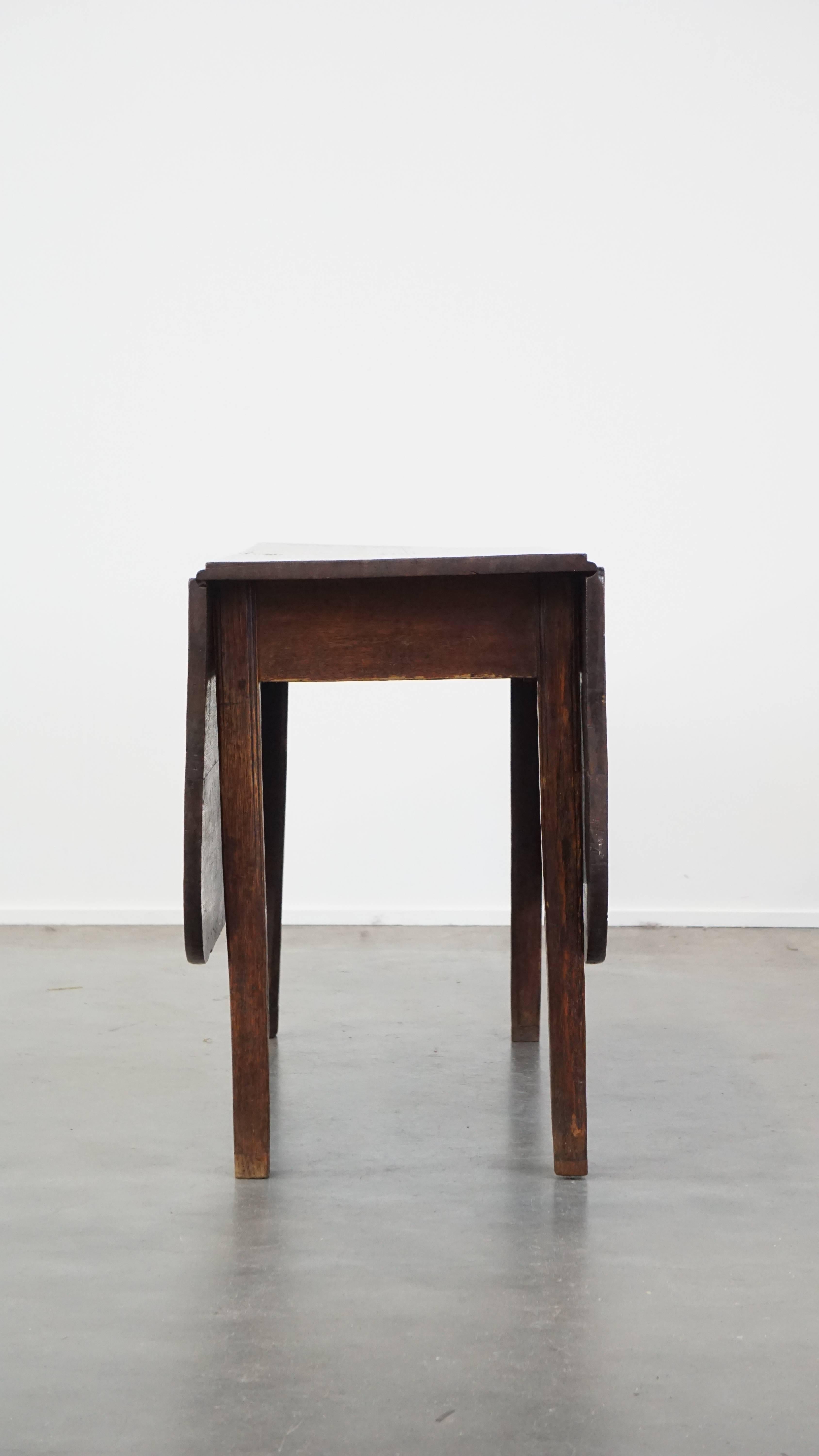 Charmante table de salle à manger ancienne en chêne à oreilles suspendues de la fin du 19ème siècle. en vente 2