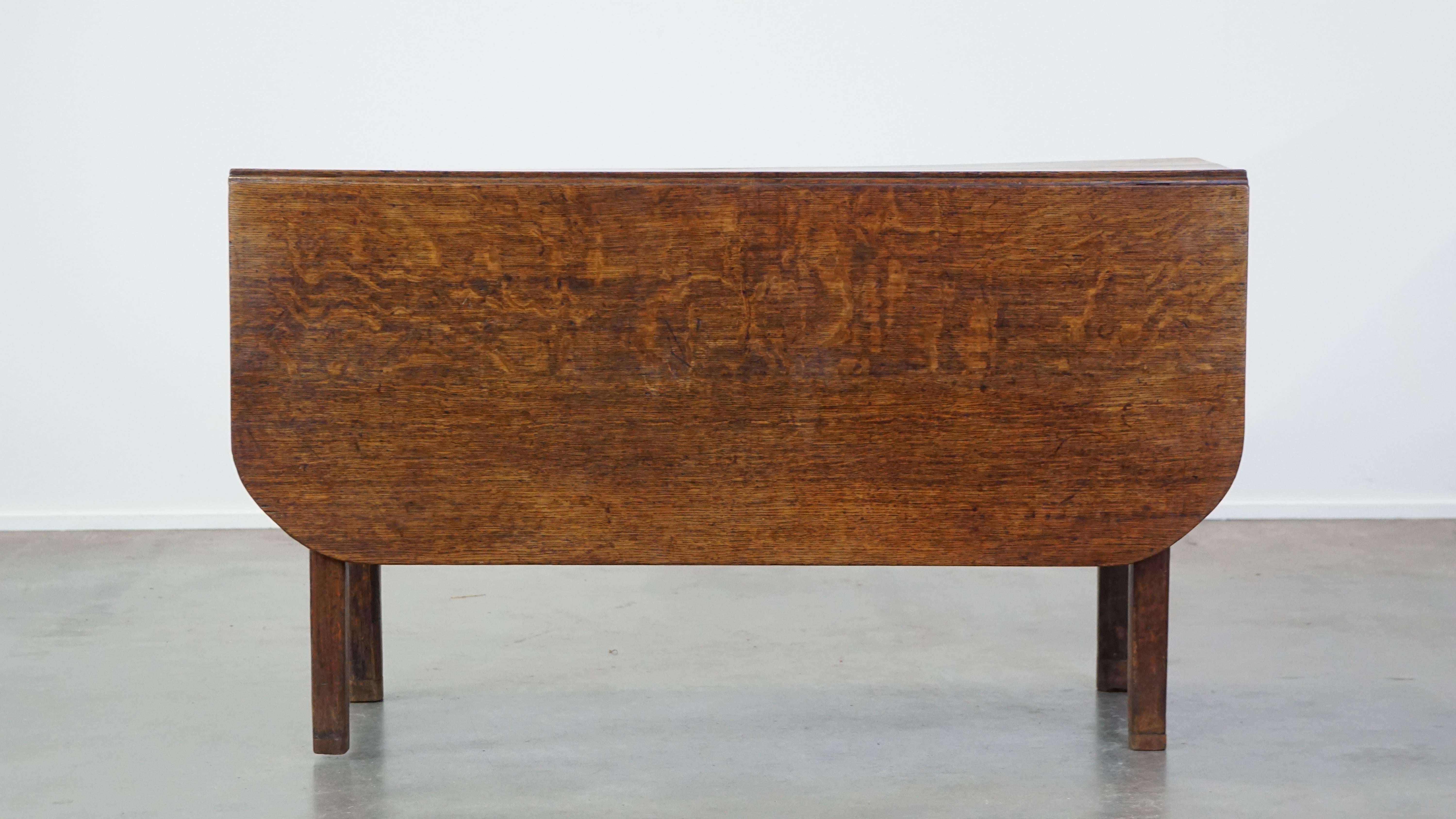 Charmante table de salle à manger ancienne en chêne à oreilles suspendues de la fin du 19ème siècle. en vente 3