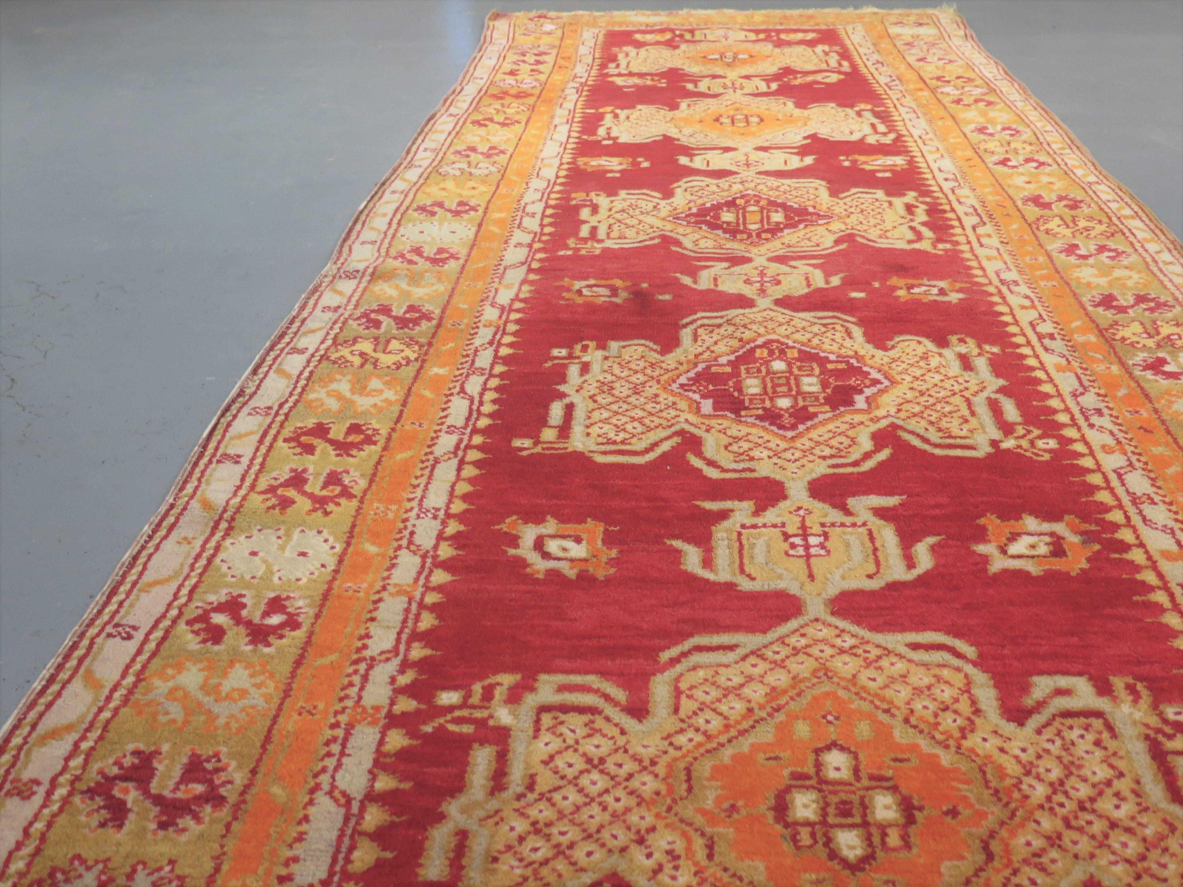 Charming Antique Oushak Runner, c. 1900 In Good Condition For Sale In London, GB