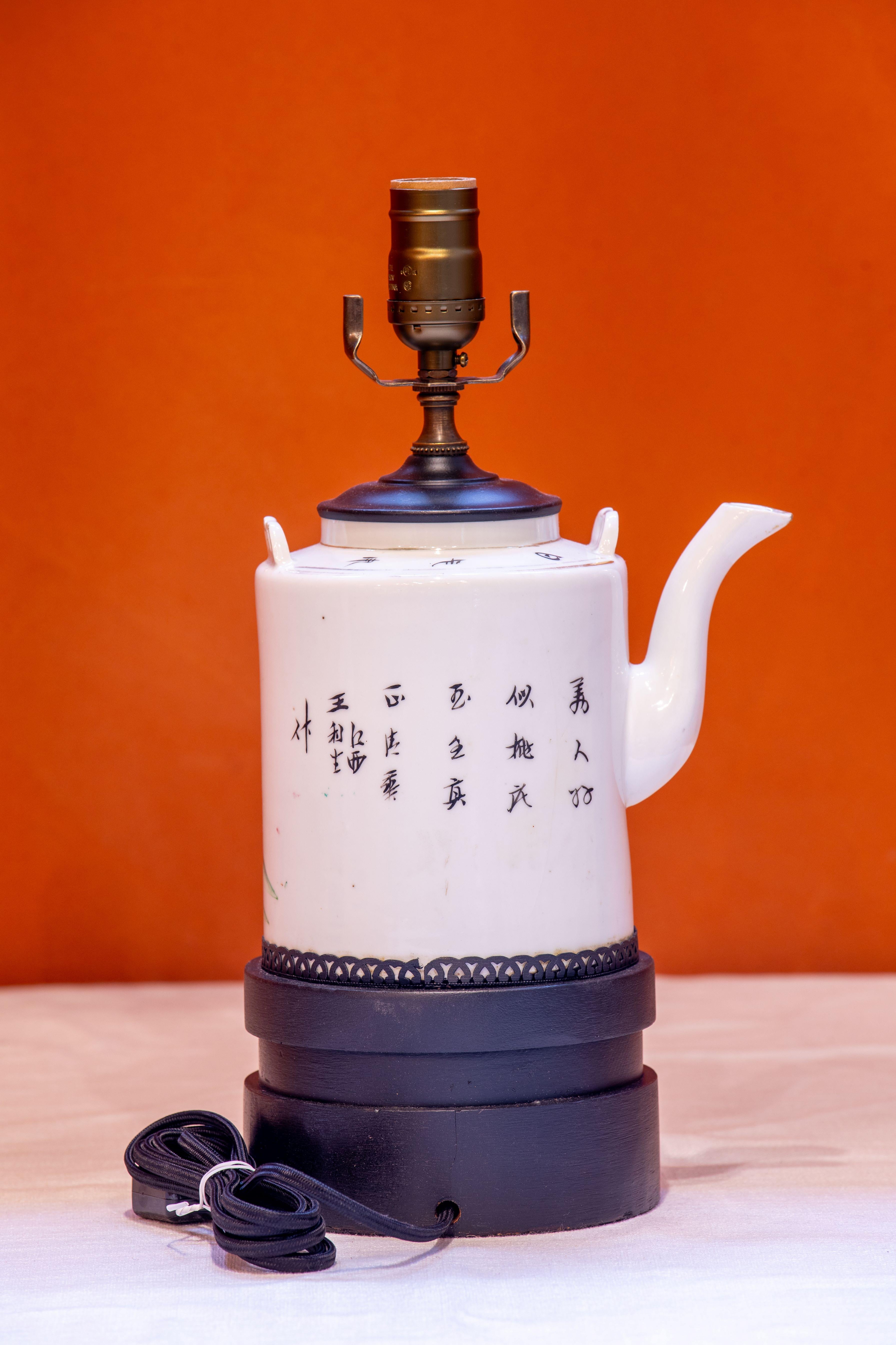 Charmante, antike Porzellan-Teekanne als Lampe montiert (Chinesisch)