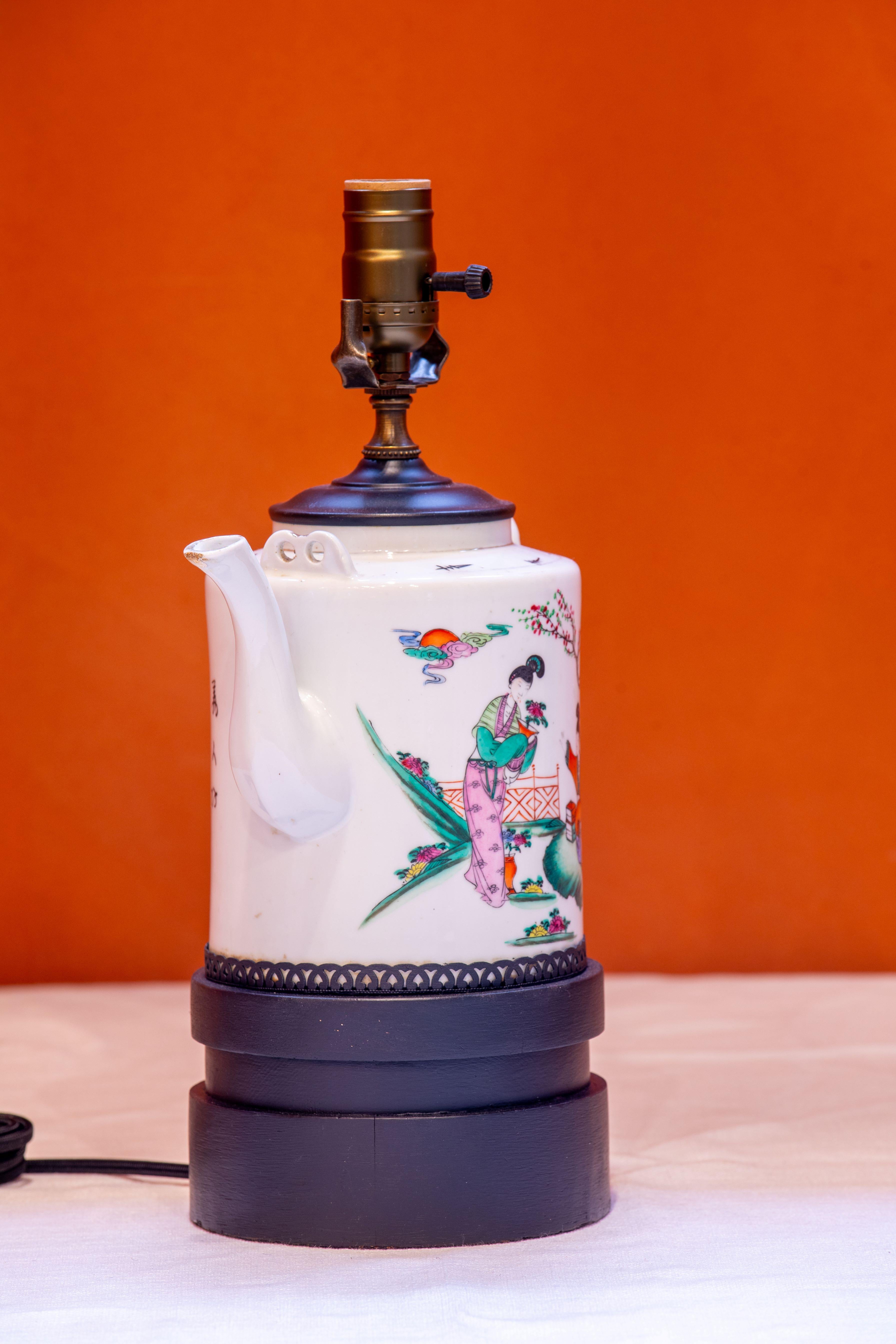 Charmante, antike Porzellan-Teekanne als Lampe montiert (Handbemalt)