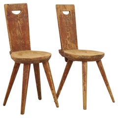 Charmantes chaises d'art populaire primitif anciennes, fabriquées en pin du nord de la Suède