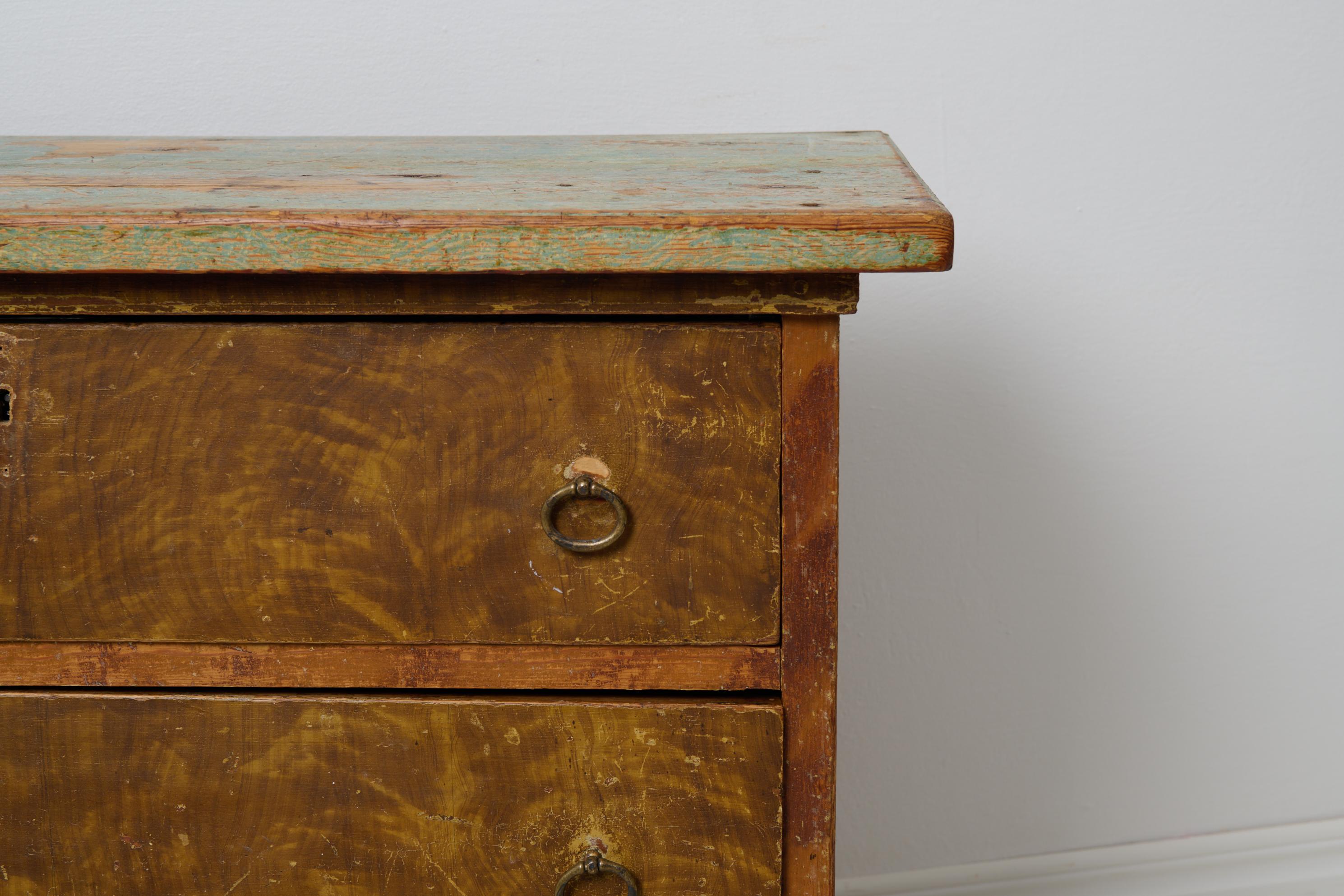 Charmante commode suédoise ancienne, pin massif avec peinture d'origine en vente 2