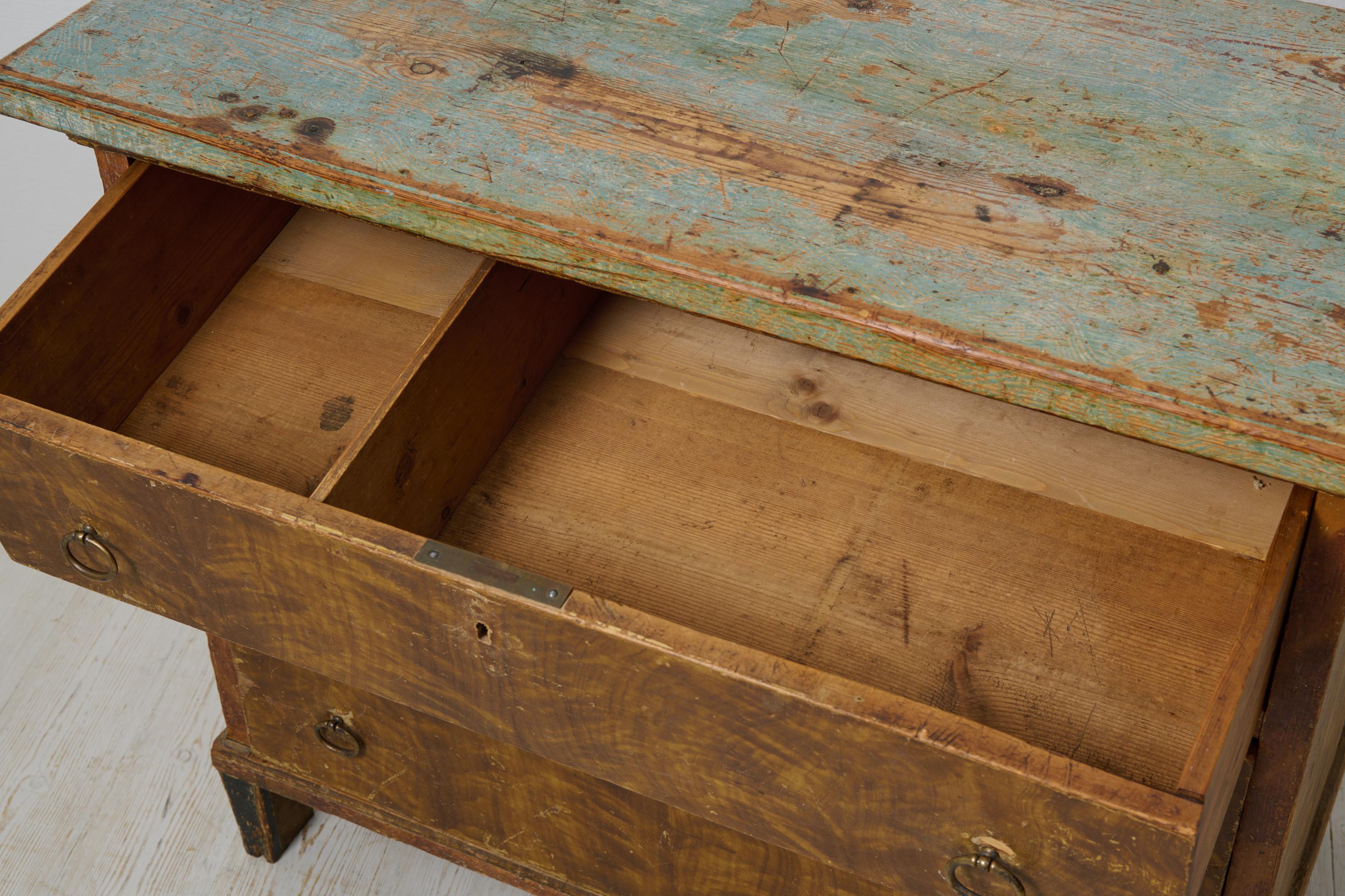 Charmante commode suédoise ancienne, pin massif avec peinture d'origine en vente 3