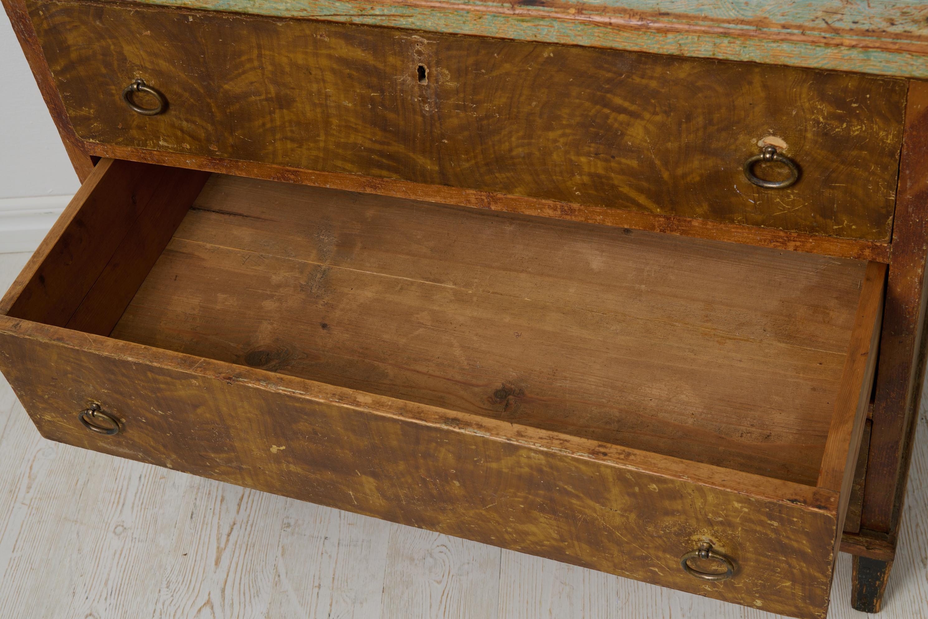 Charmante commode suédoise ancienne, pin massif avec peinture d'origine en vente 4